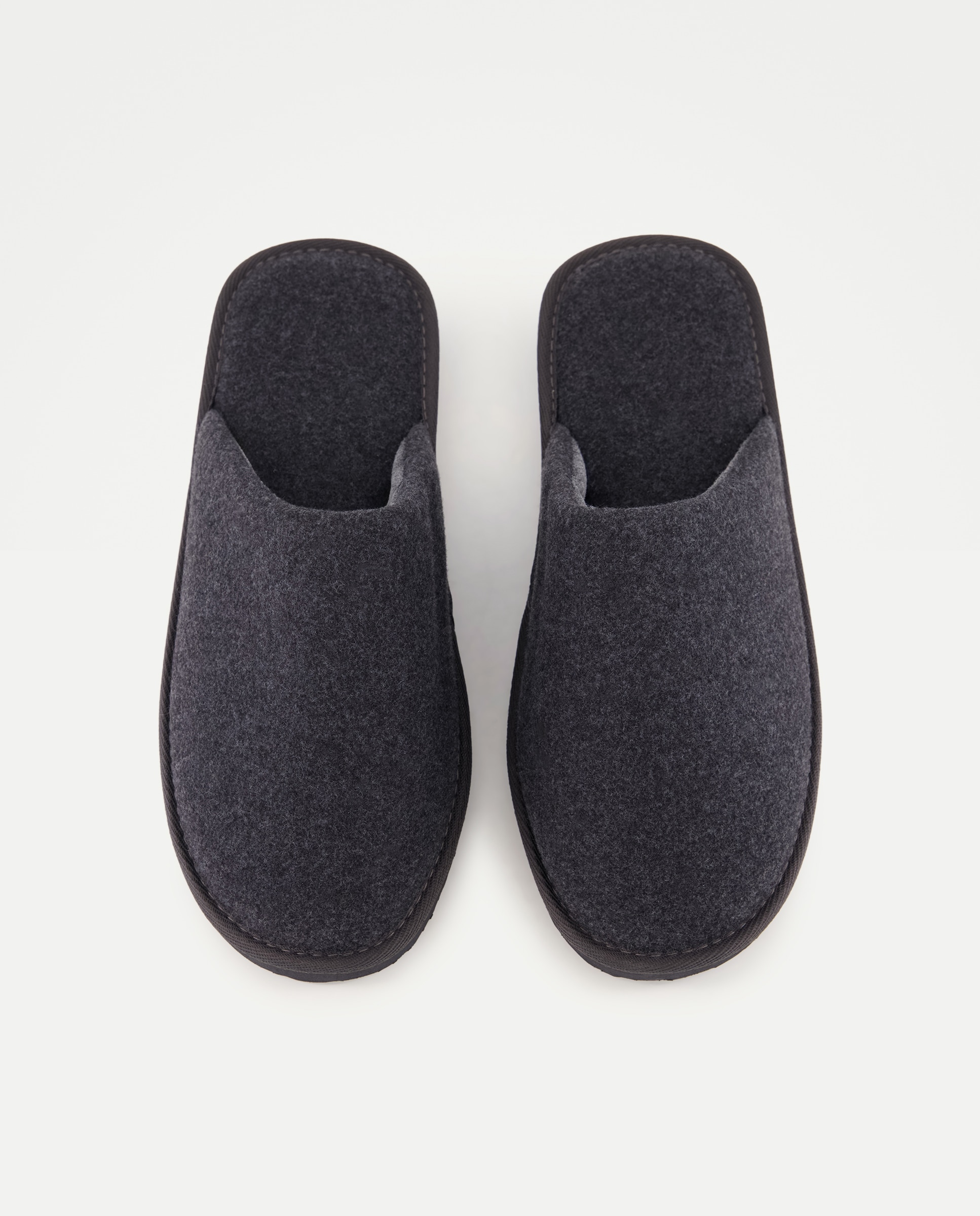 Zapatilla de hombre abierta de fieltro con piso ligero 820 Gris medio-4