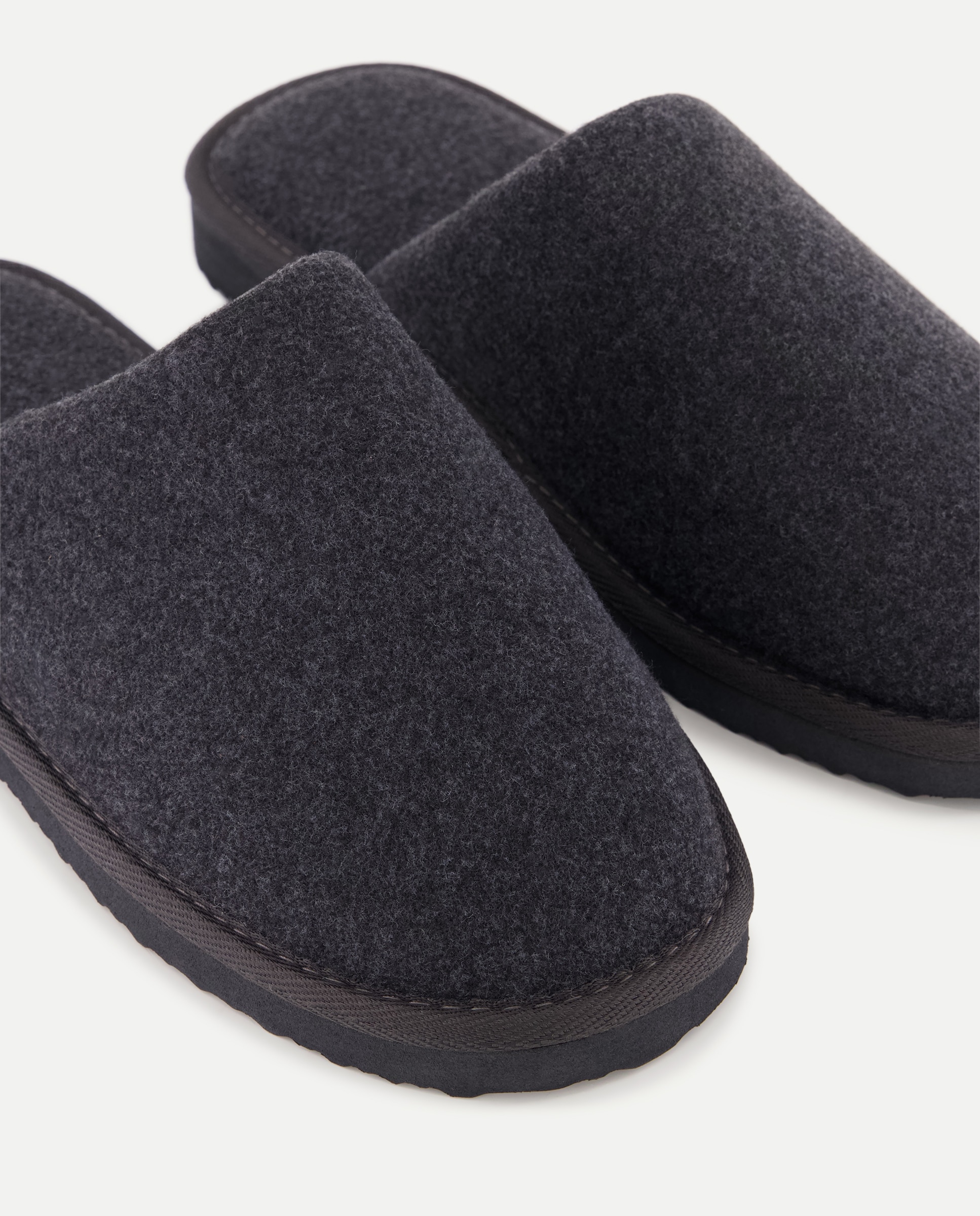 Zapatilla de hombre abierta de fieltro con piso ligero 820 Gris medio-5