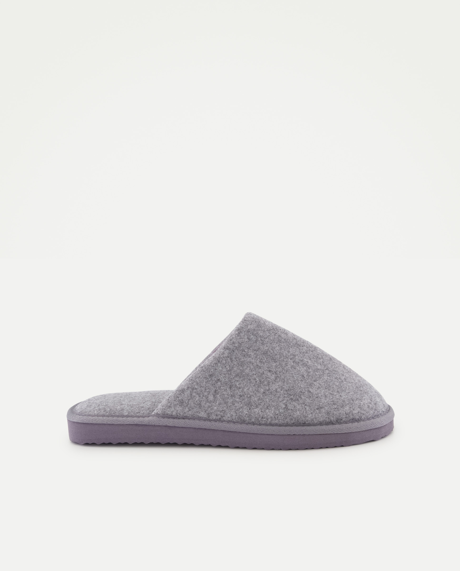 Imagen 0 de Zapatilla de hombre abierta de fieltro con piso ligero