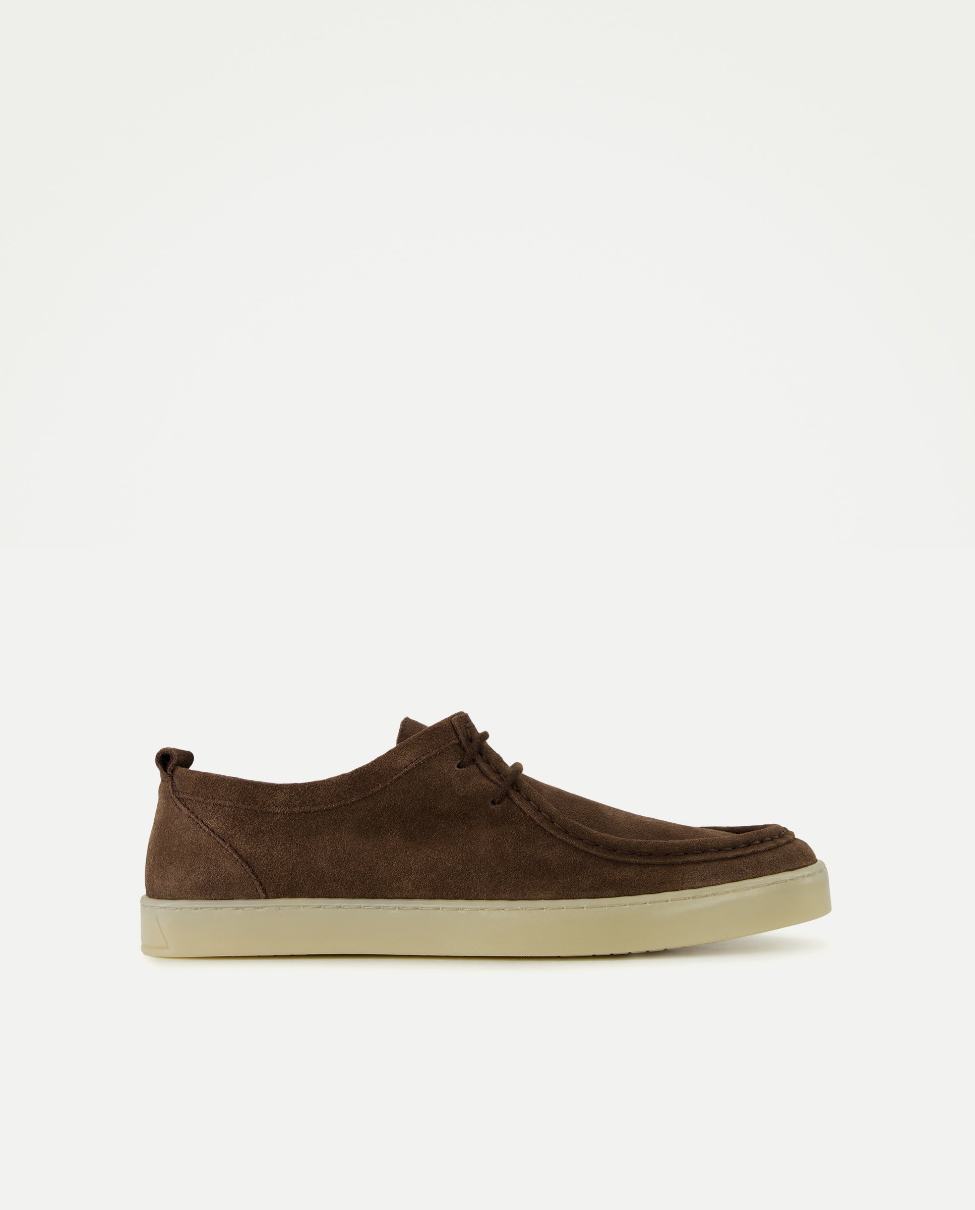 Imagen 0 de Zapato wallaby de hombre serraje con piso de goma