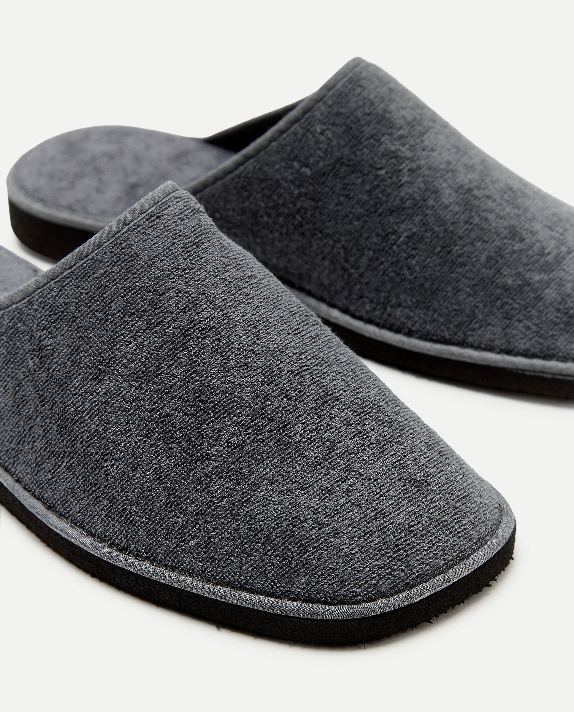 Zapatilla rizo con piso de goma ligero 820 Gris medio-5