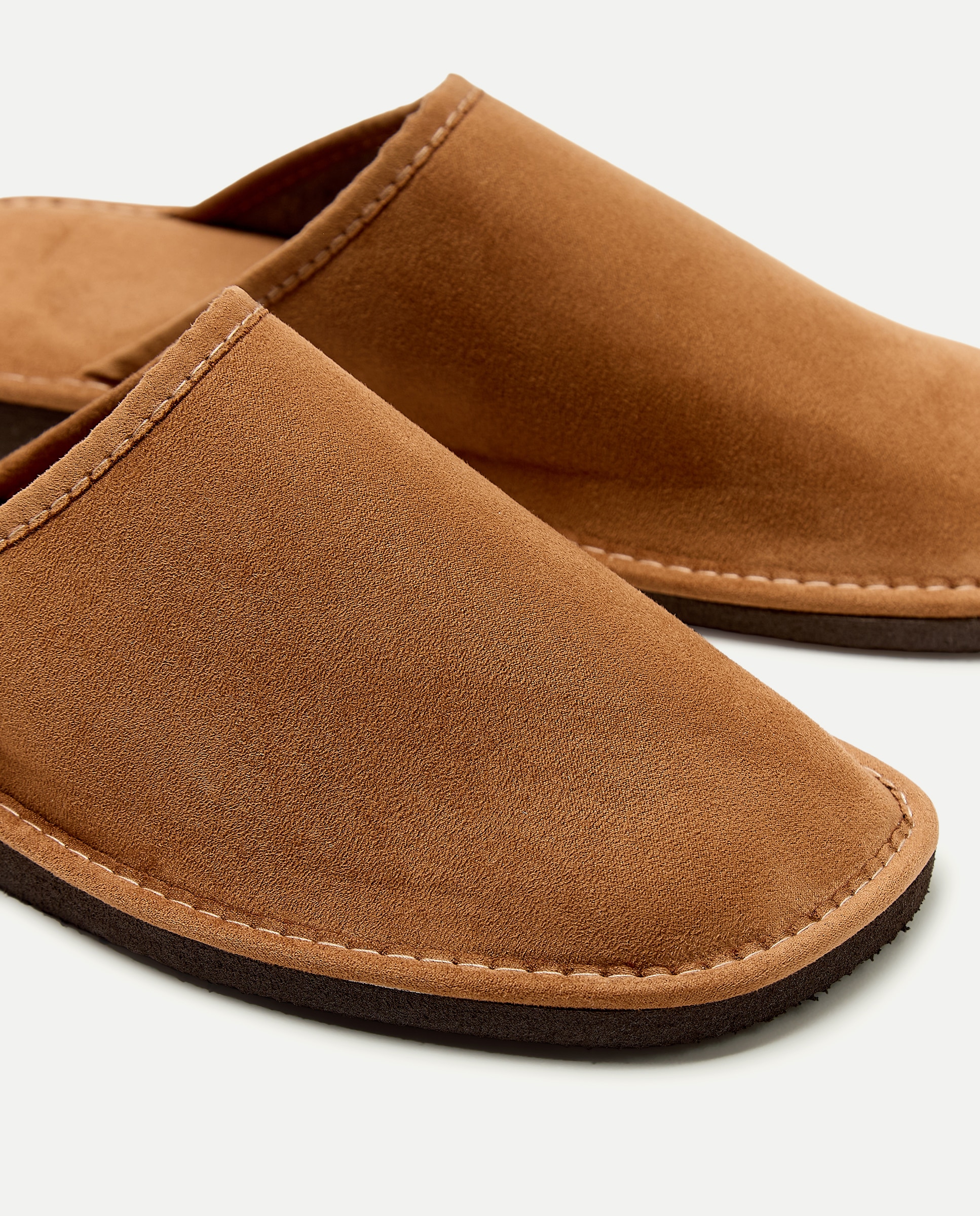 Zapatilla suede con piso de goma ligero Tostado-5