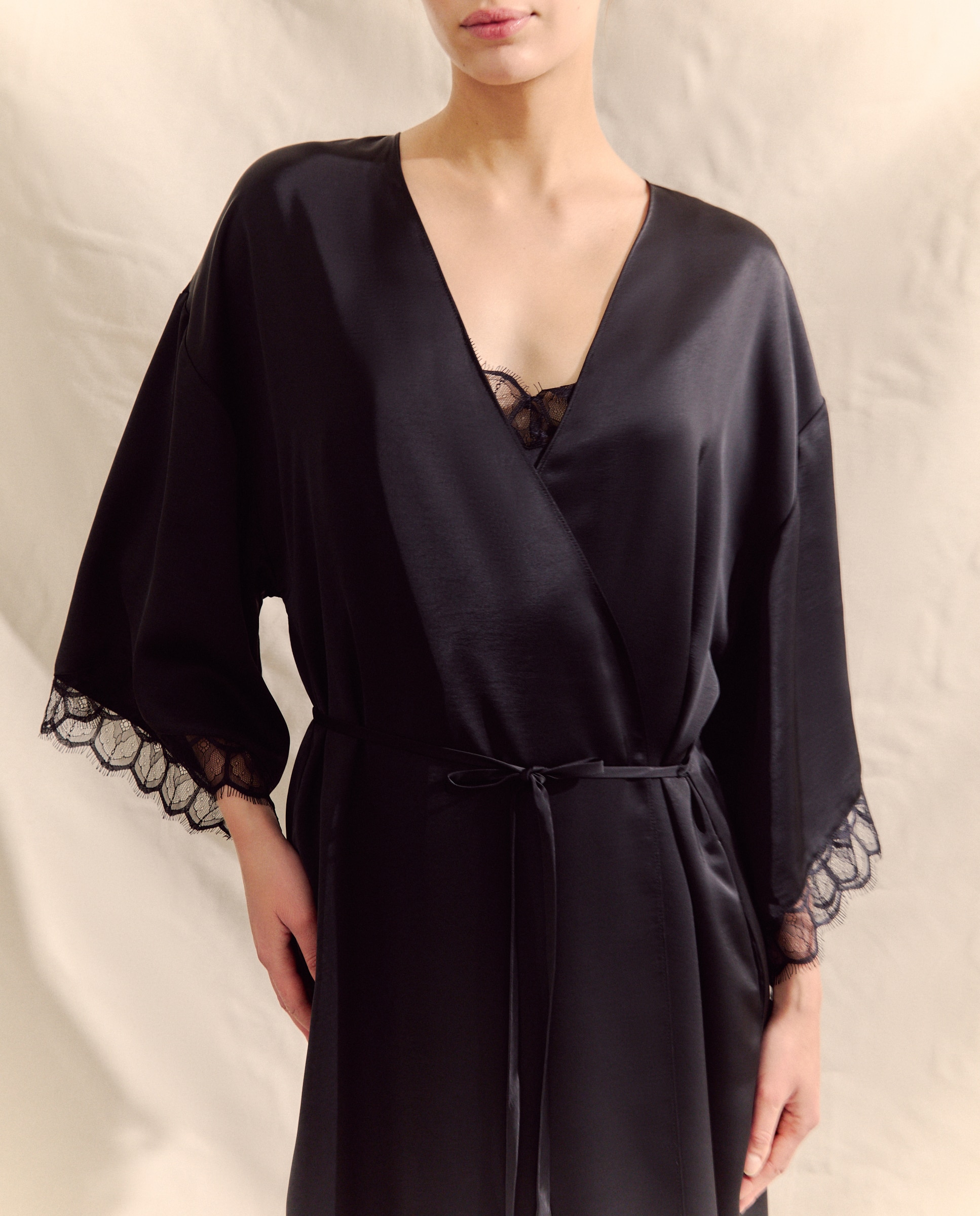 Robe Acetinado Preto-1