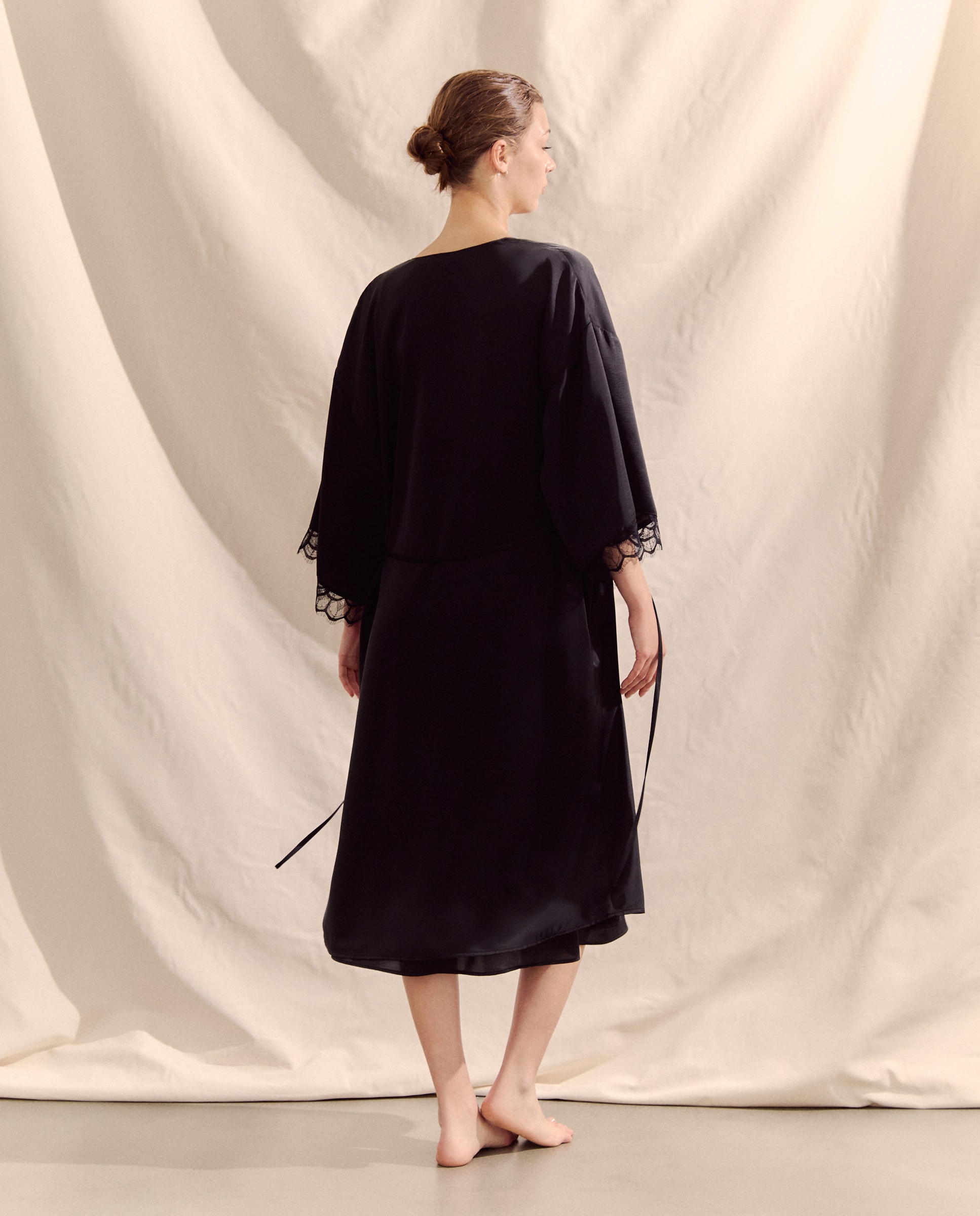 Robe Acetinado Preto-3