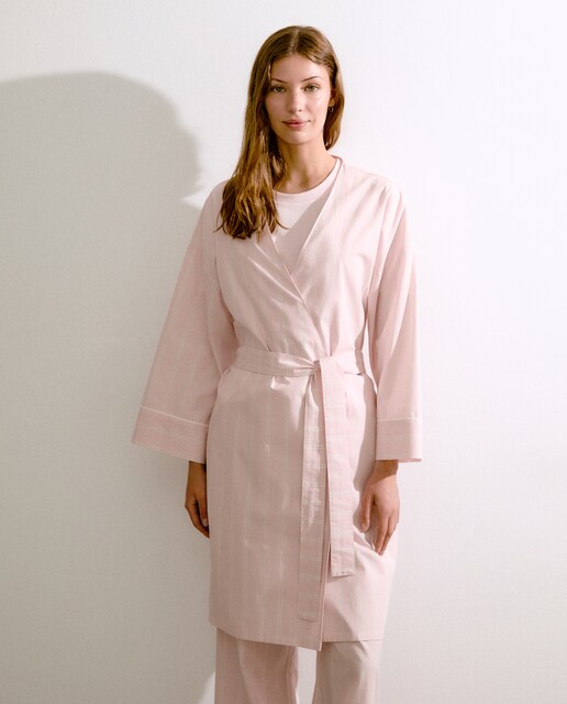 Imagen 0 de Bata cruzada detalles a contraste de mujer