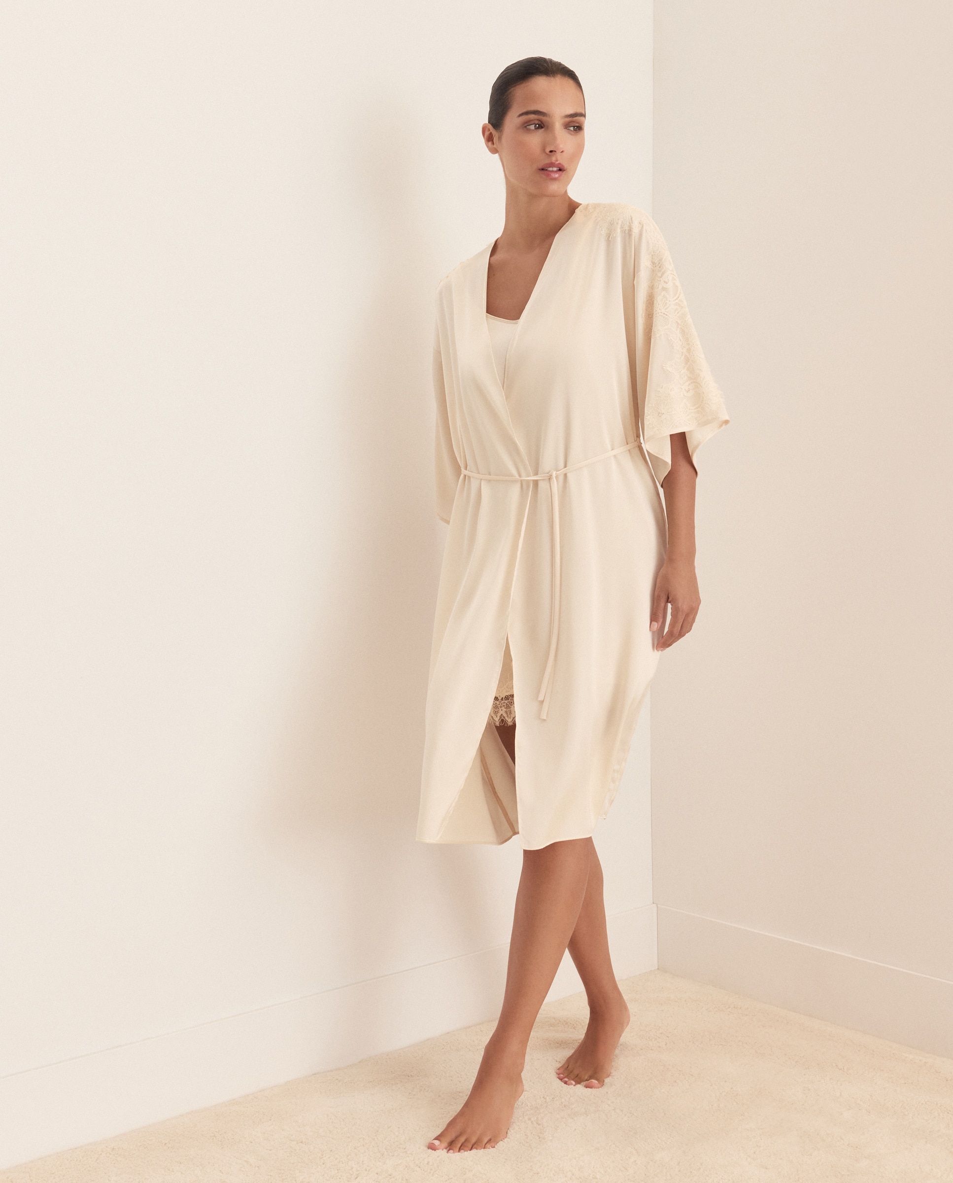 Robe Cruzado em Cetim com Inserções de Renda 150 Baunilha-3