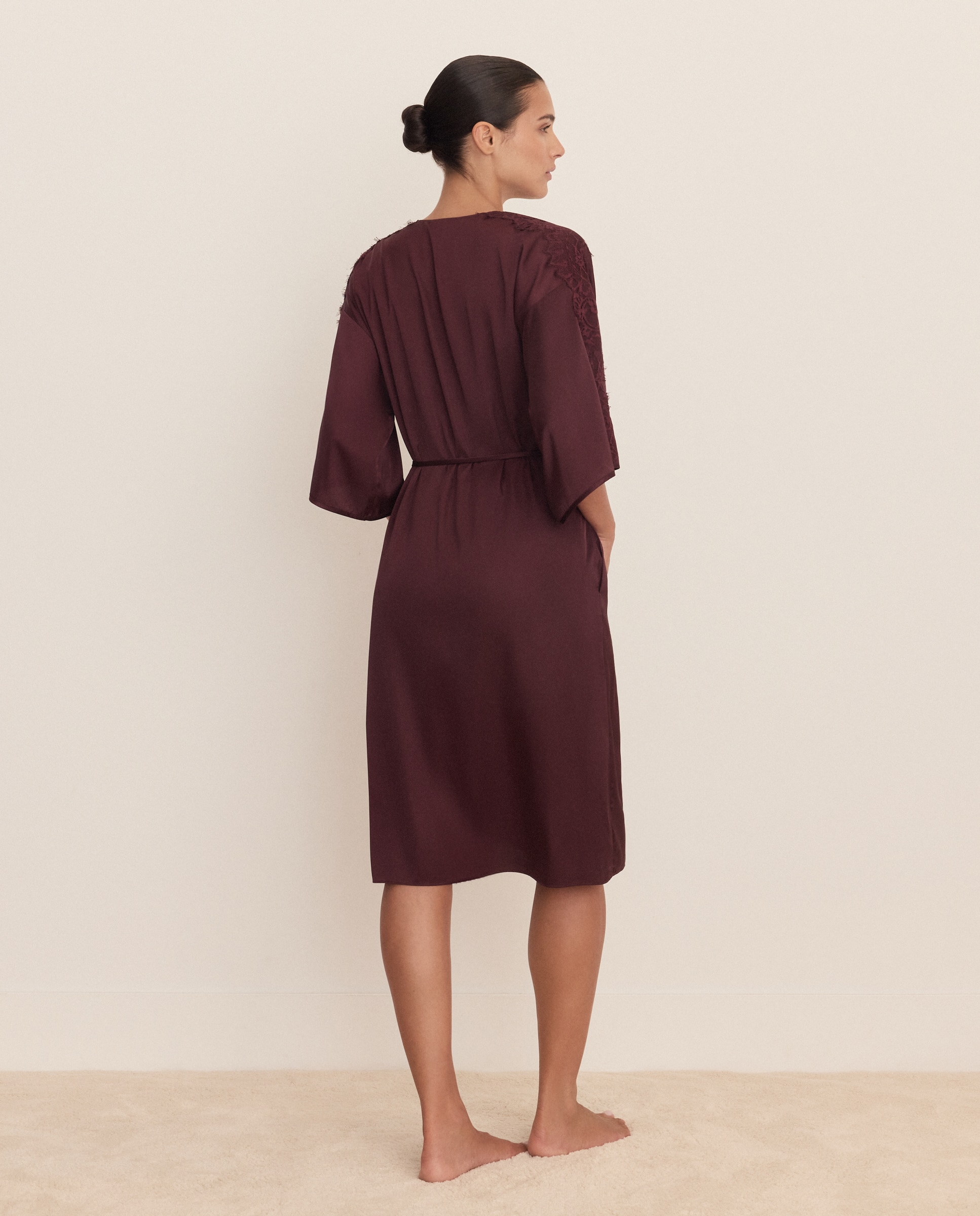 Robe Cruzado em Cetim com Inserções de Renda Bordeaux-2