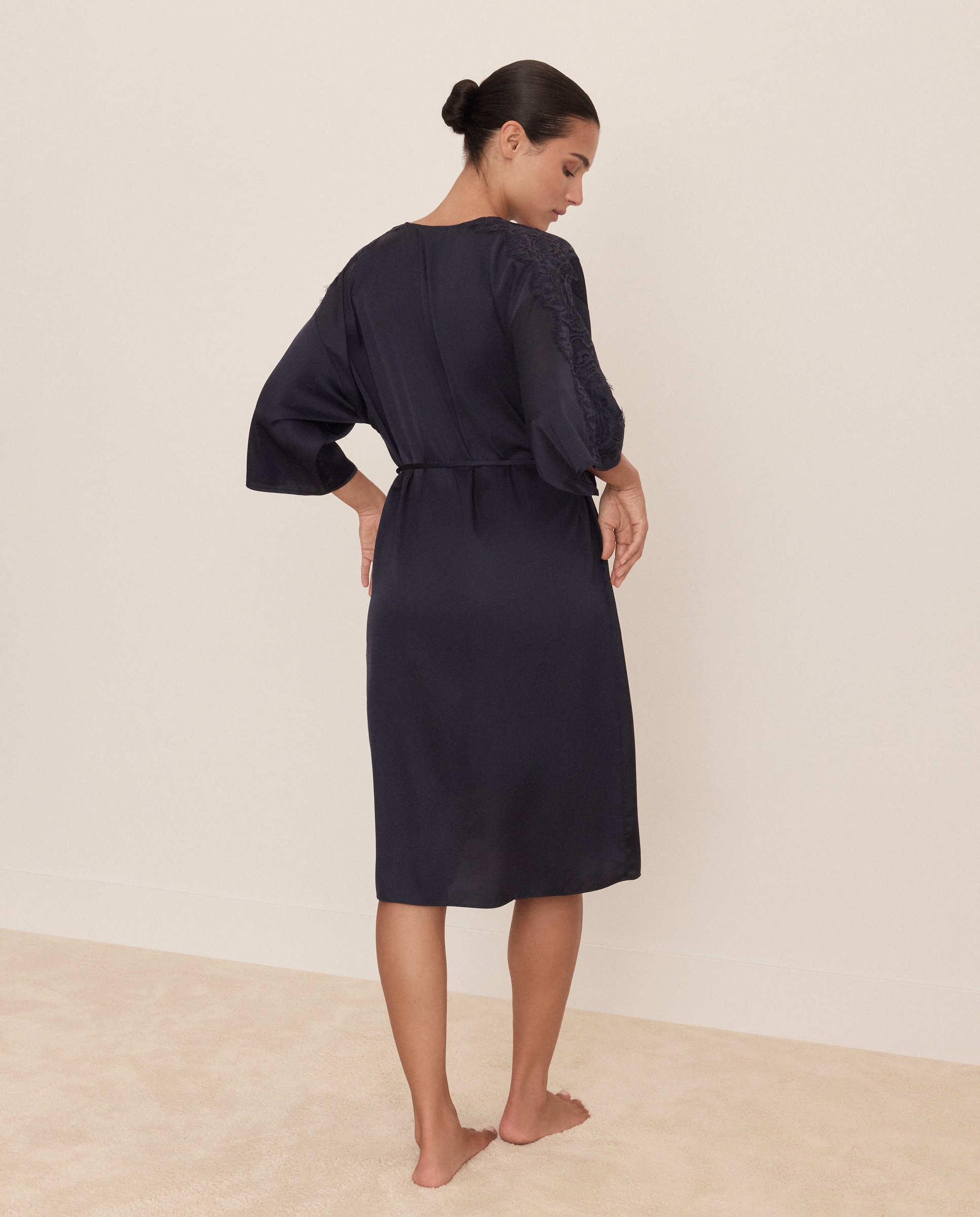 Robe Cruzado em Cetim com Inserções de Renda 430 Azul Escuro-2