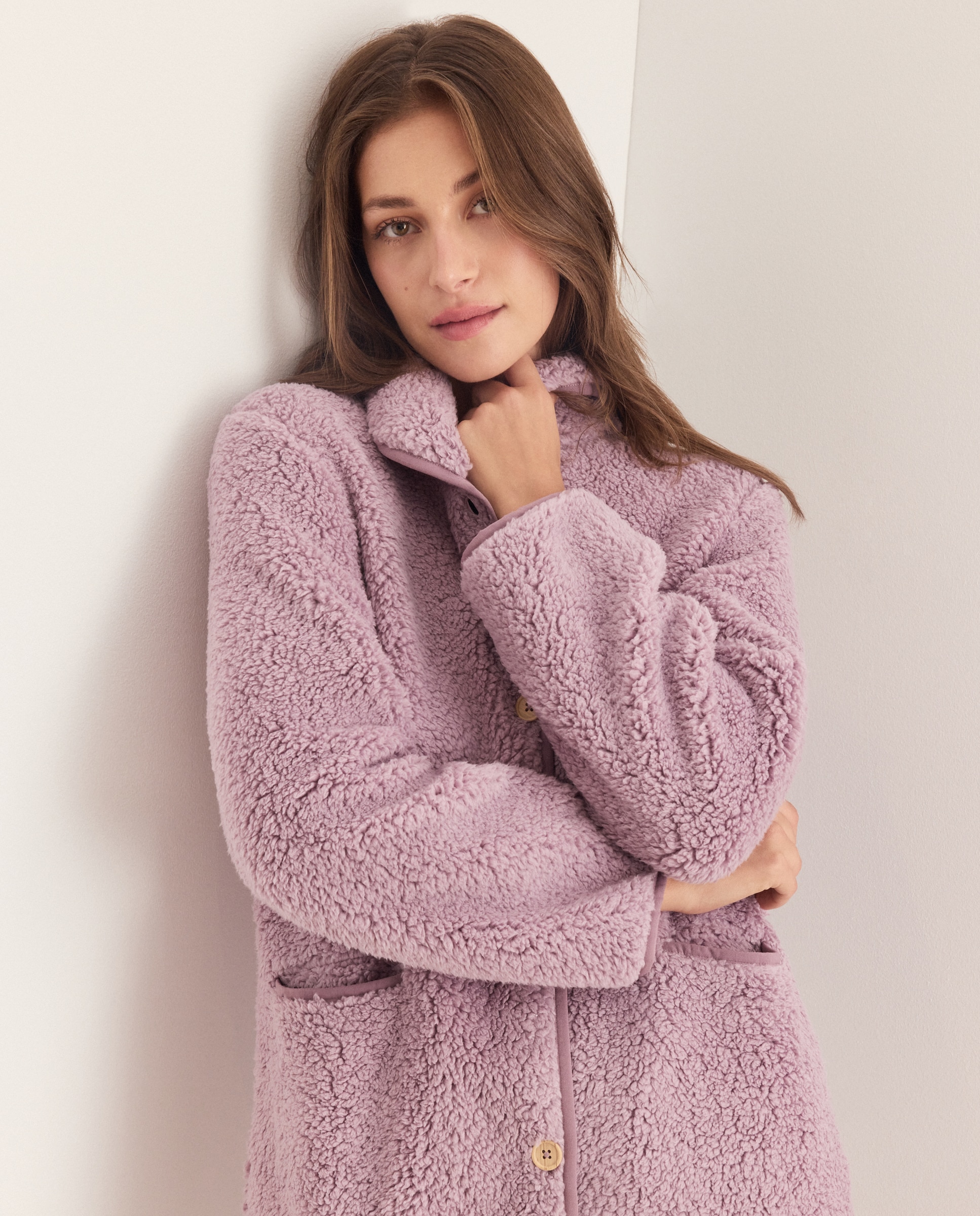 Imagen 0 de Bata lisa con botones de mujer Morado