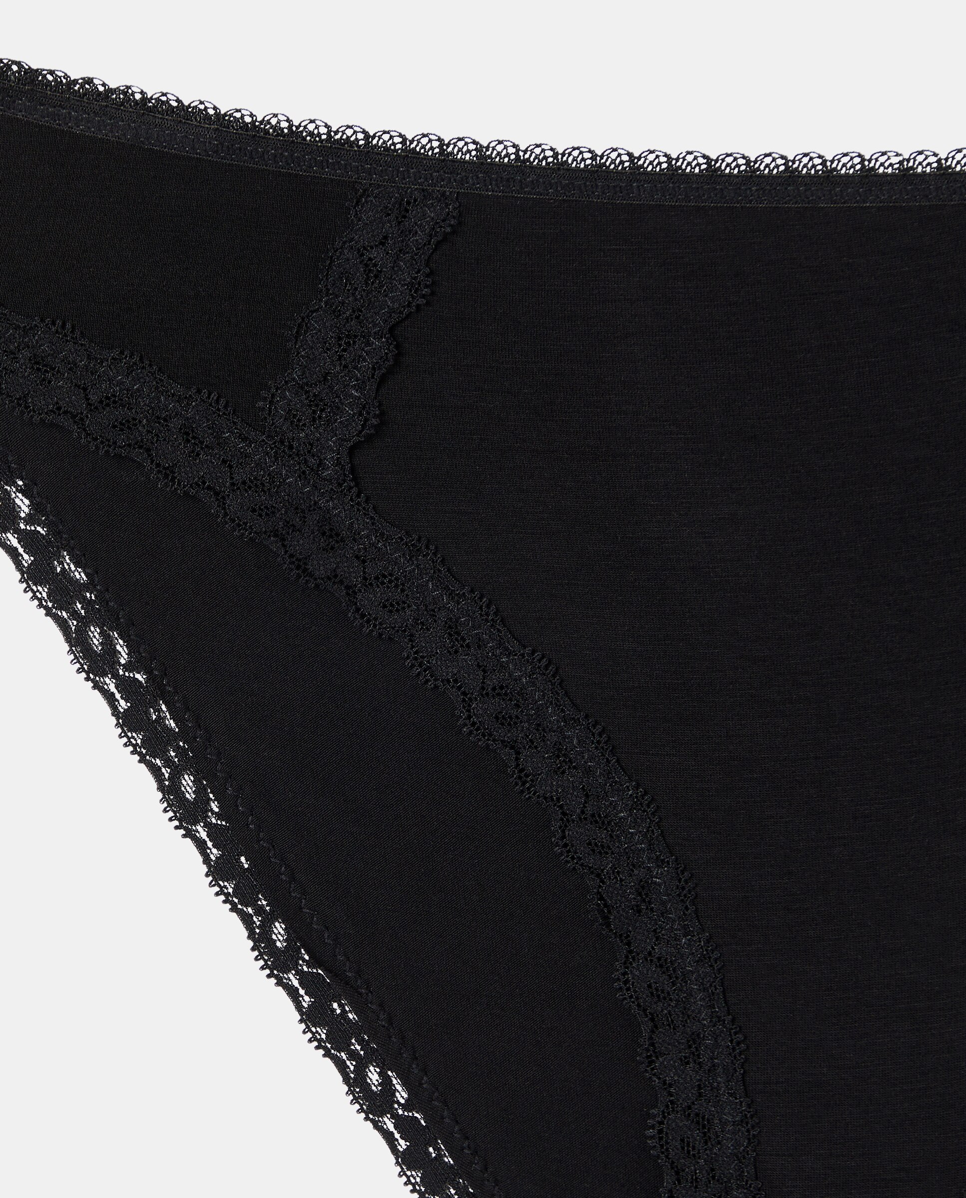 Cueca com Renda Lateral em Contraste Preto-4