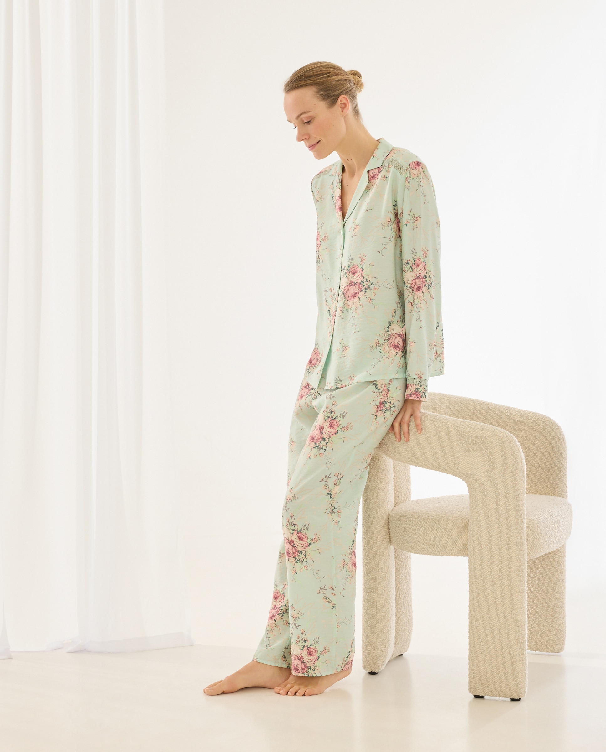 Imagem 0 de Pijama de Estampado Floral com Laço