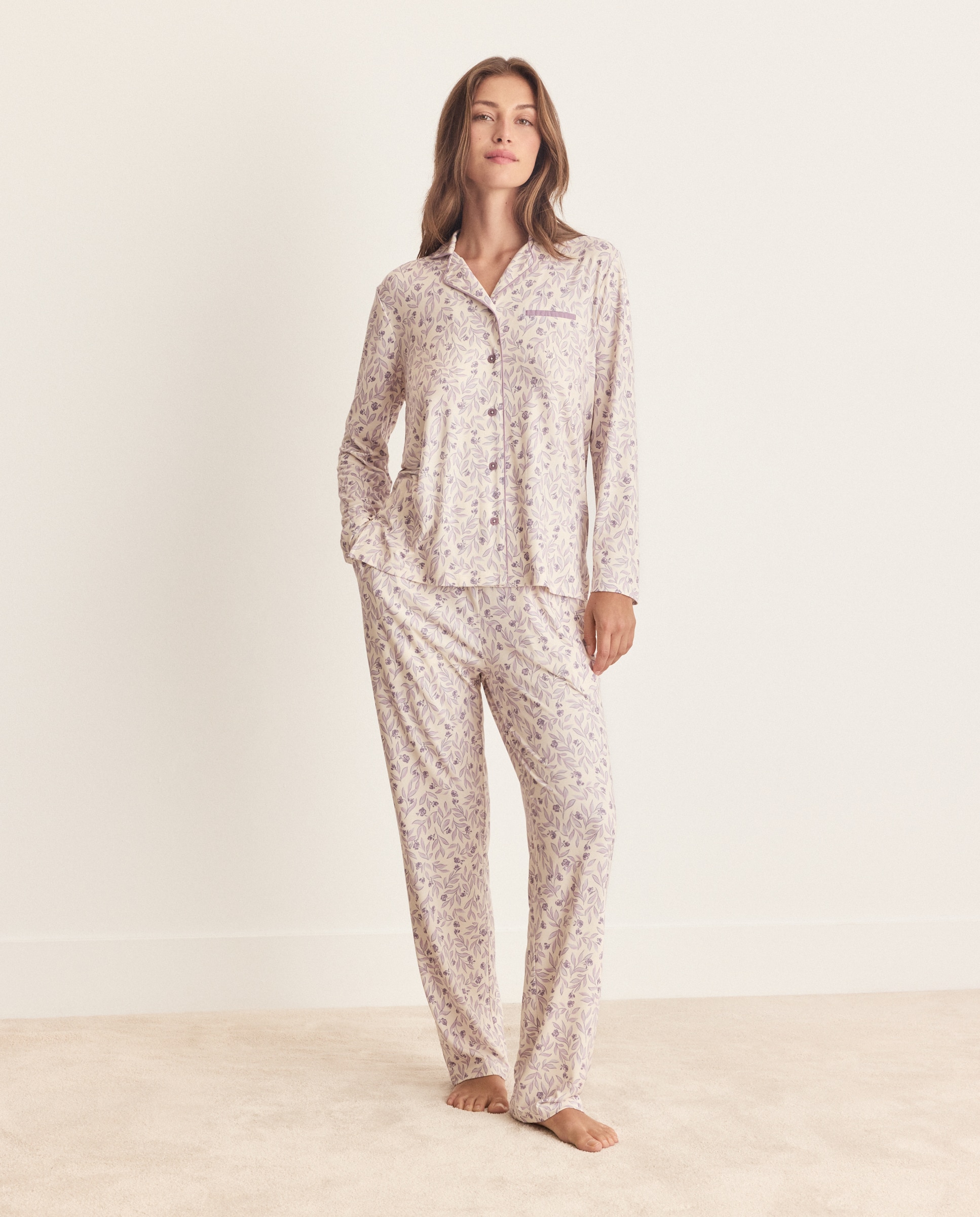 Imagen 0 de Pijama camisero estampado floral detalles contraste Negro