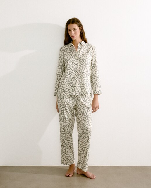 Imagen 0 de Pijama de mujer camisero con estampado floral