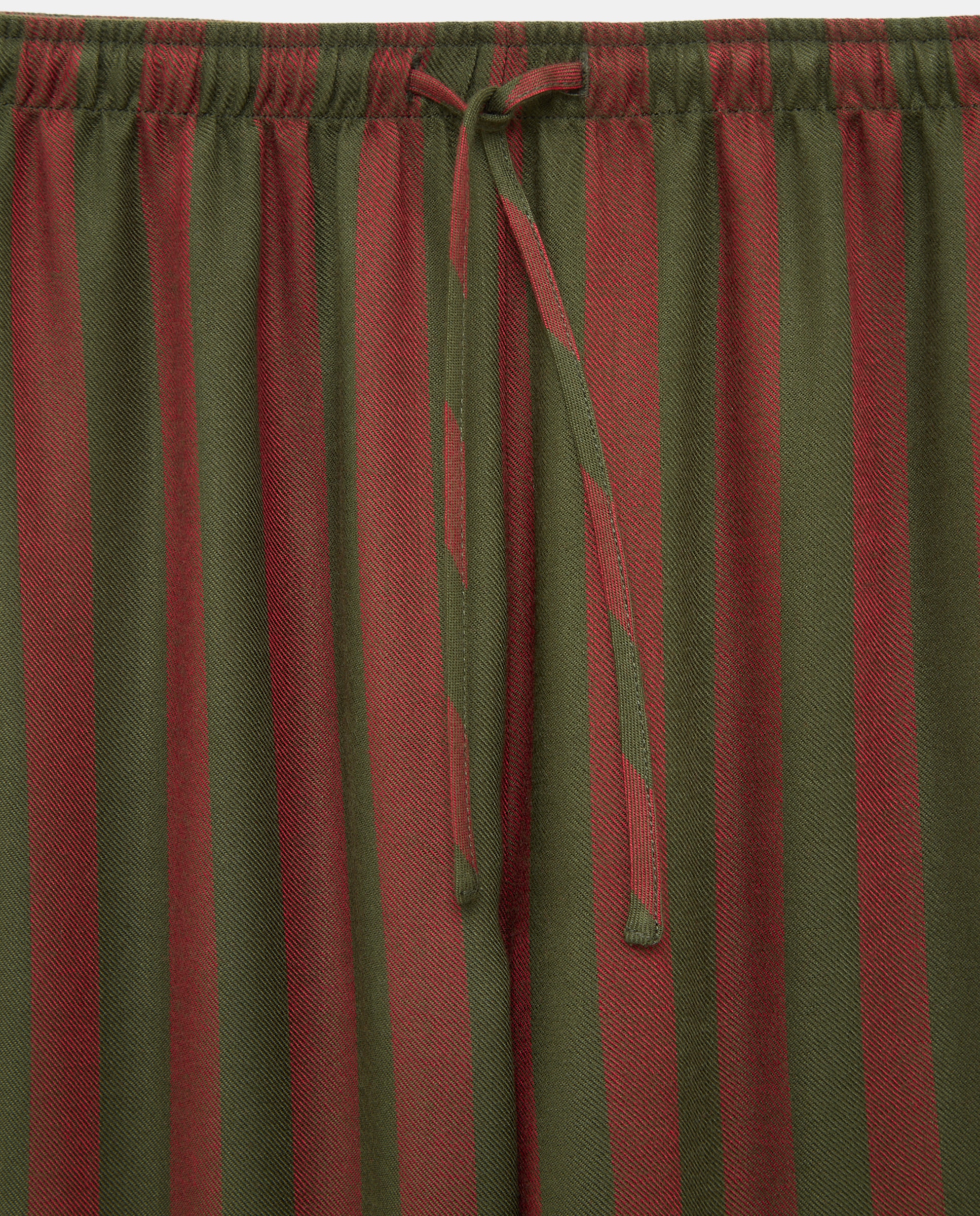 Pijama Camiseiro às Riscas Natalícias com Detalhes em Contraste Vermelho-2