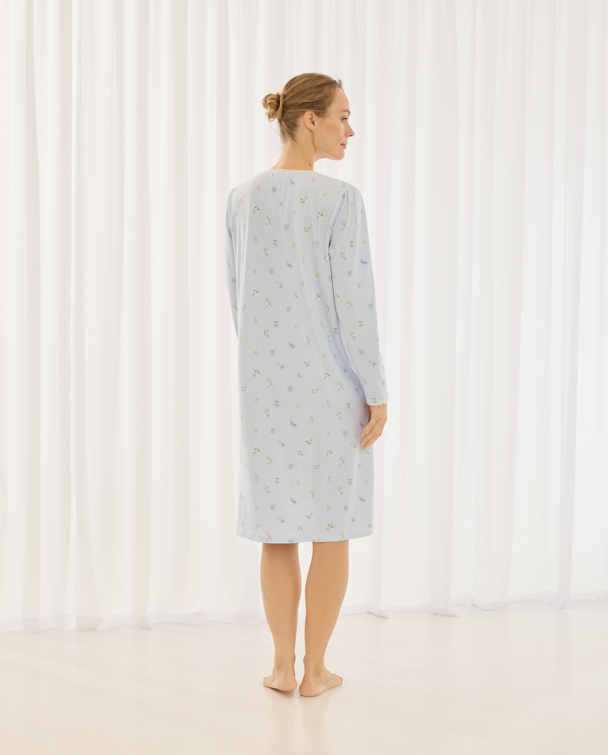Camisa de Dormir com Decote em Bico e Detalhes Florais 410 Azul Claro-2