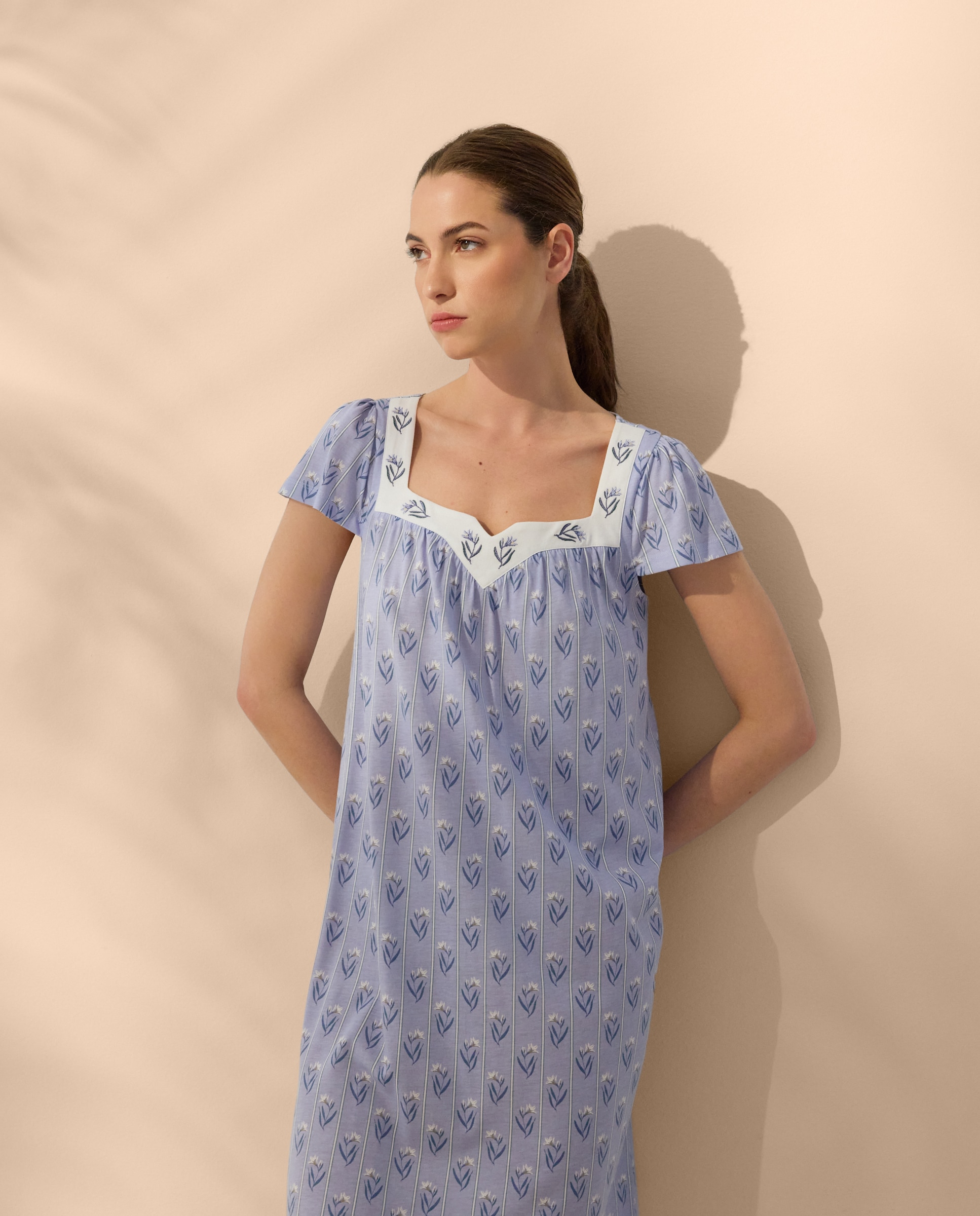 Imagem 0 de Camisa de Dormir com Estampado Floral e Riscas