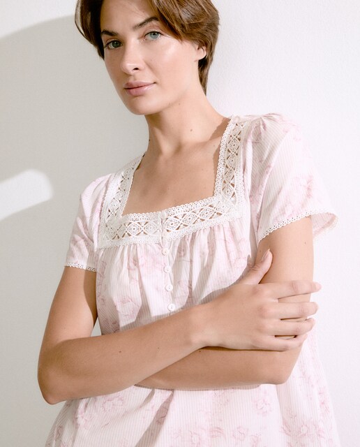 Imagem 0 de Camisa de Dormir com Detalhe de Botões e Bordados