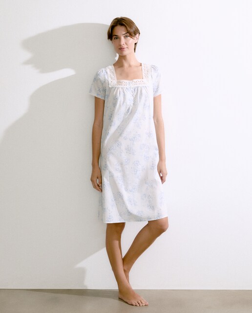 Imagem 0 de Camisa de Dormir com Detalhe de Botões e Bordados