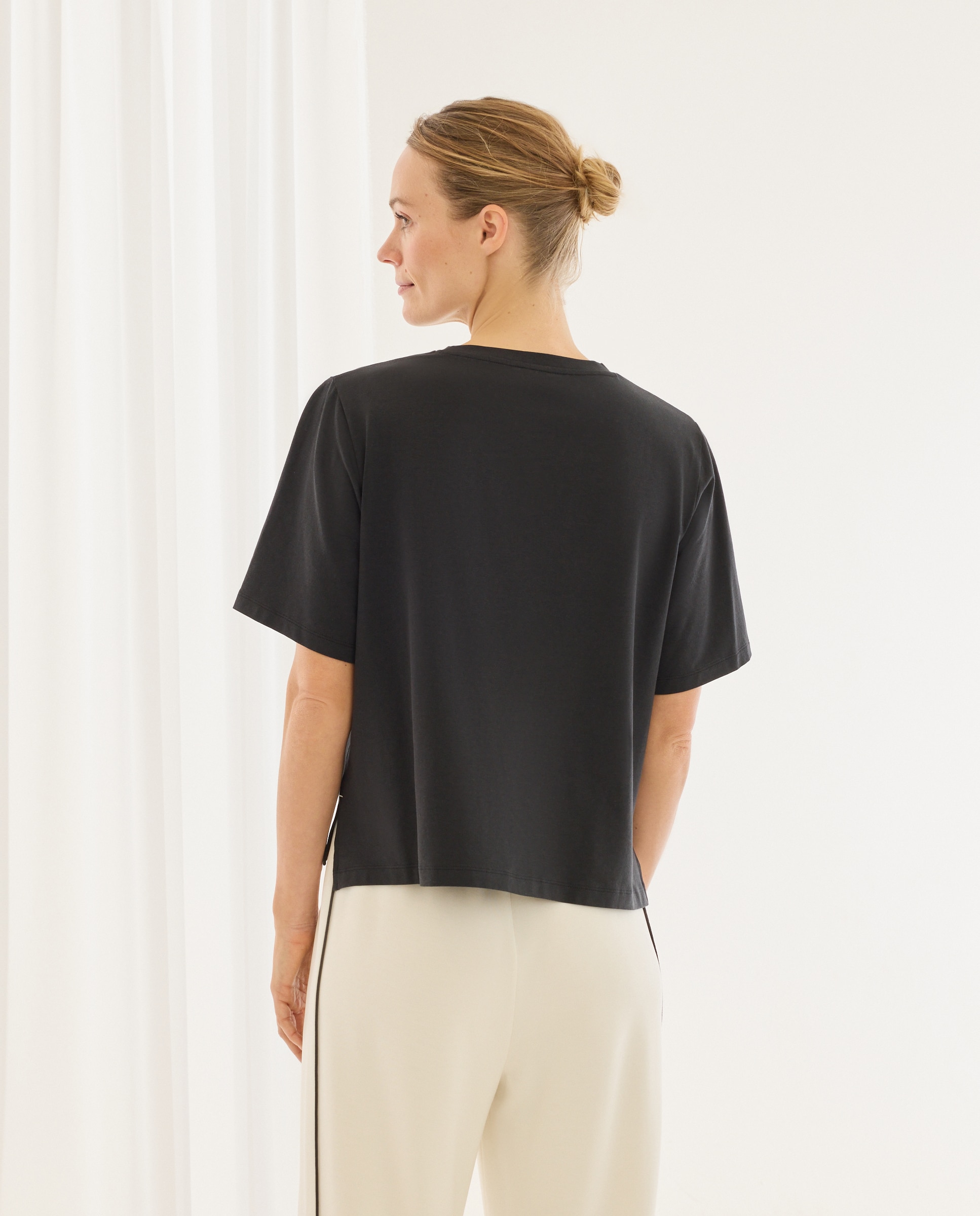 T-shirt Lisa com Decote Redondo Preto-3
