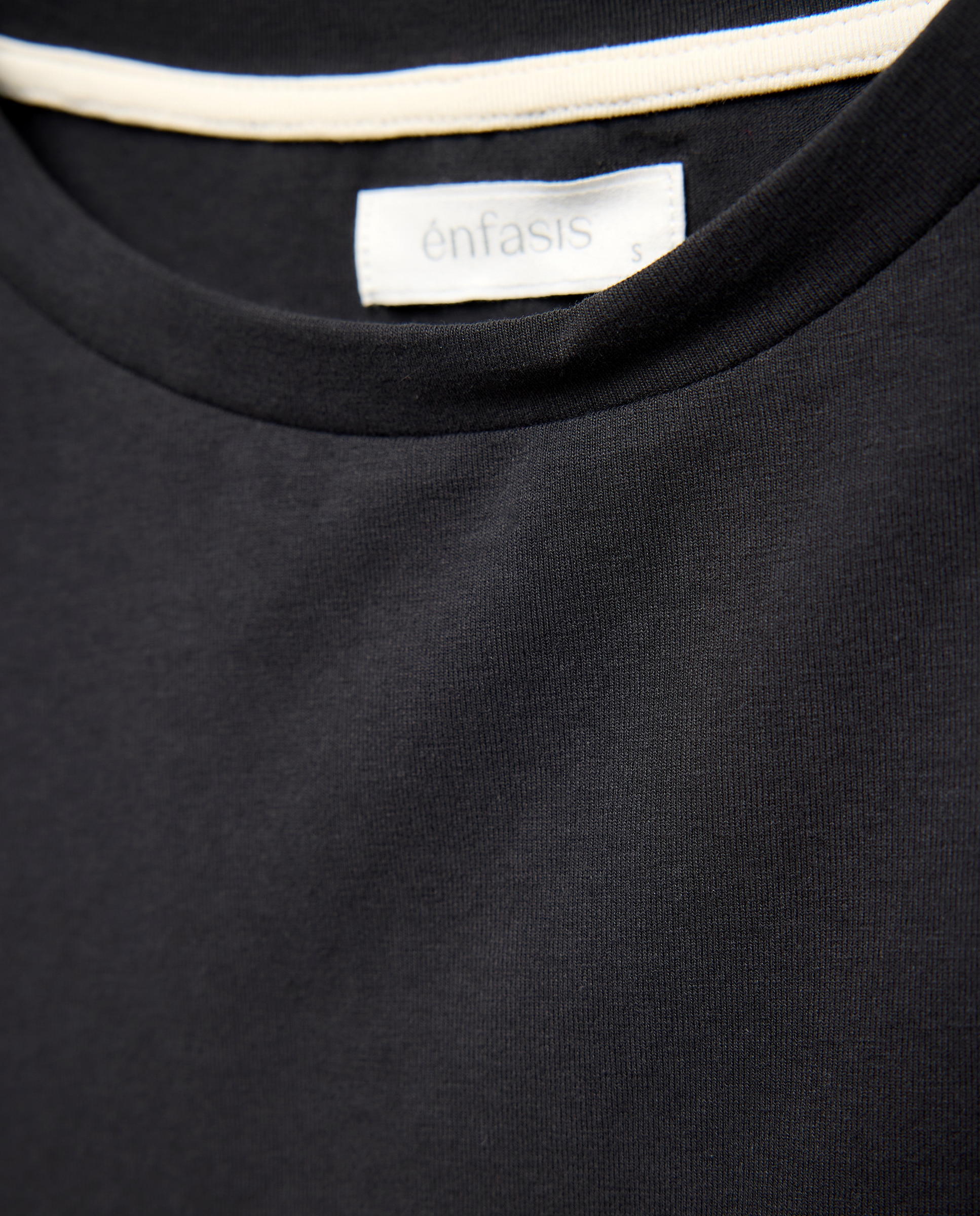 T-shirt Lisa com Decote Redondo Preto-5