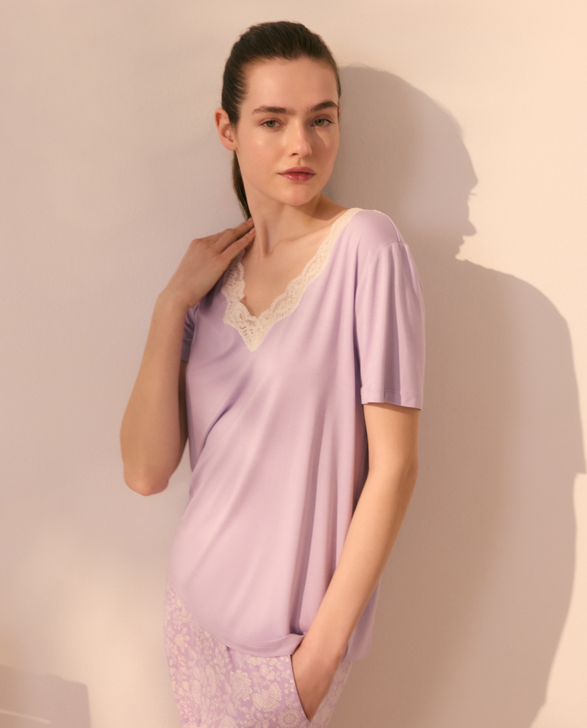 Imagem 0 de T-shirt Lisa de Decote com Renda