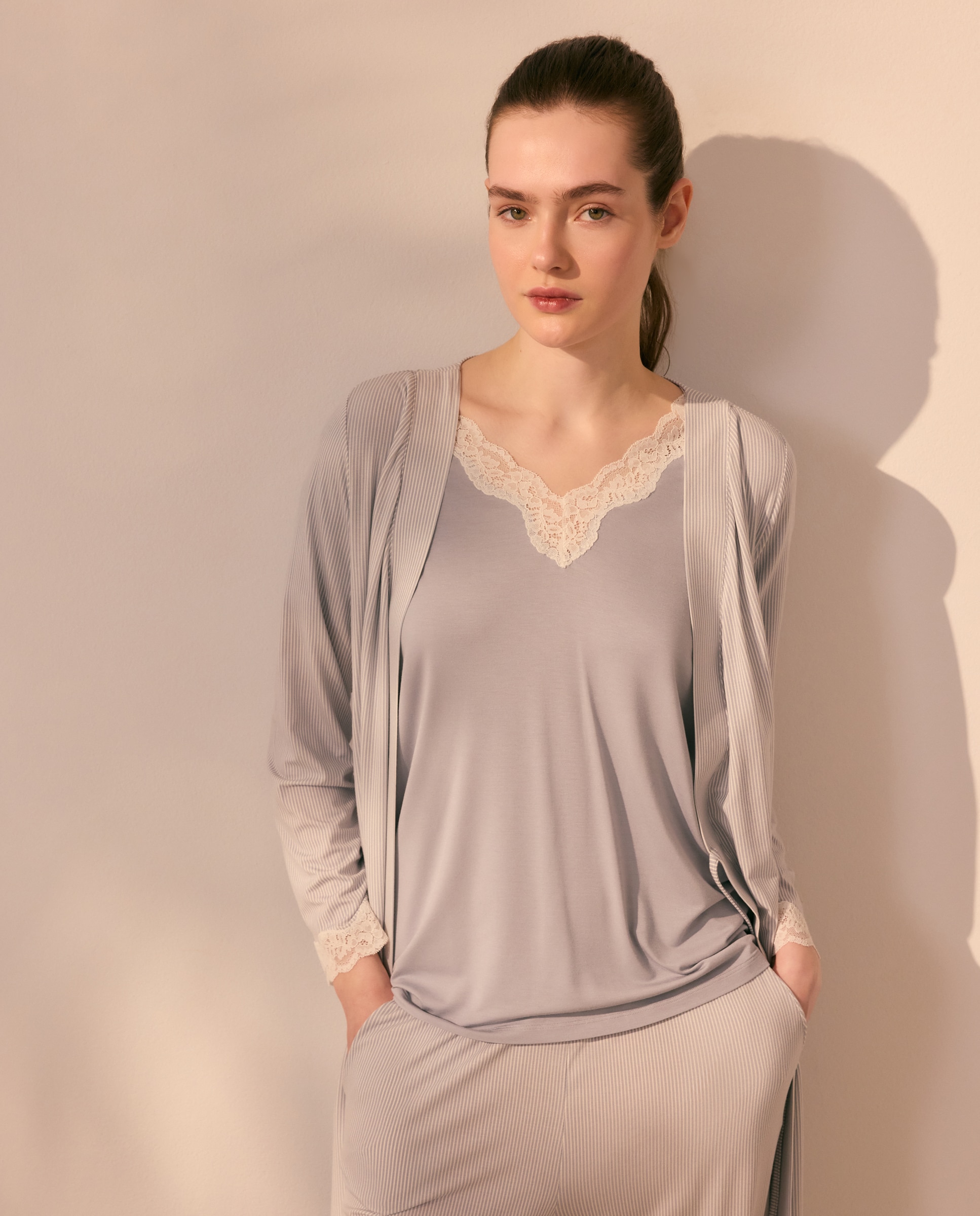 T-shirt Lisa com Decote com Renda Cinzento-claro-2
