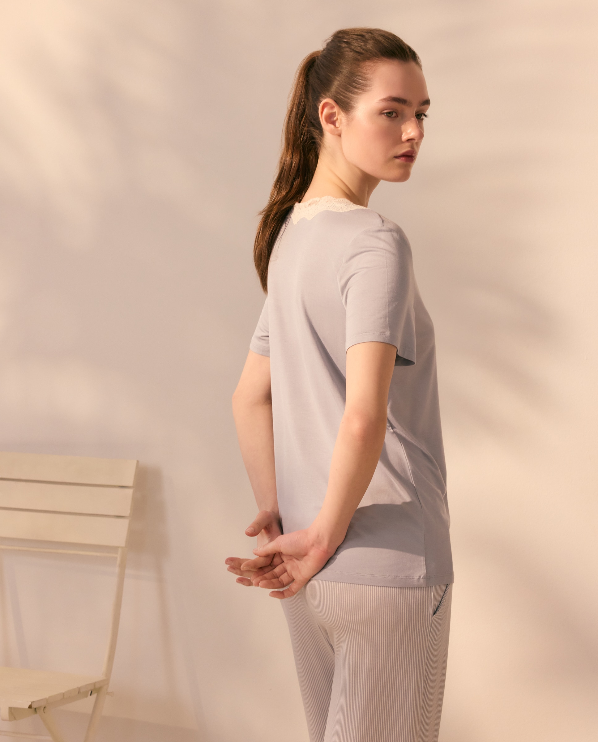 T-shirt Lisa com Decote com Renda Cinzento-claro-3