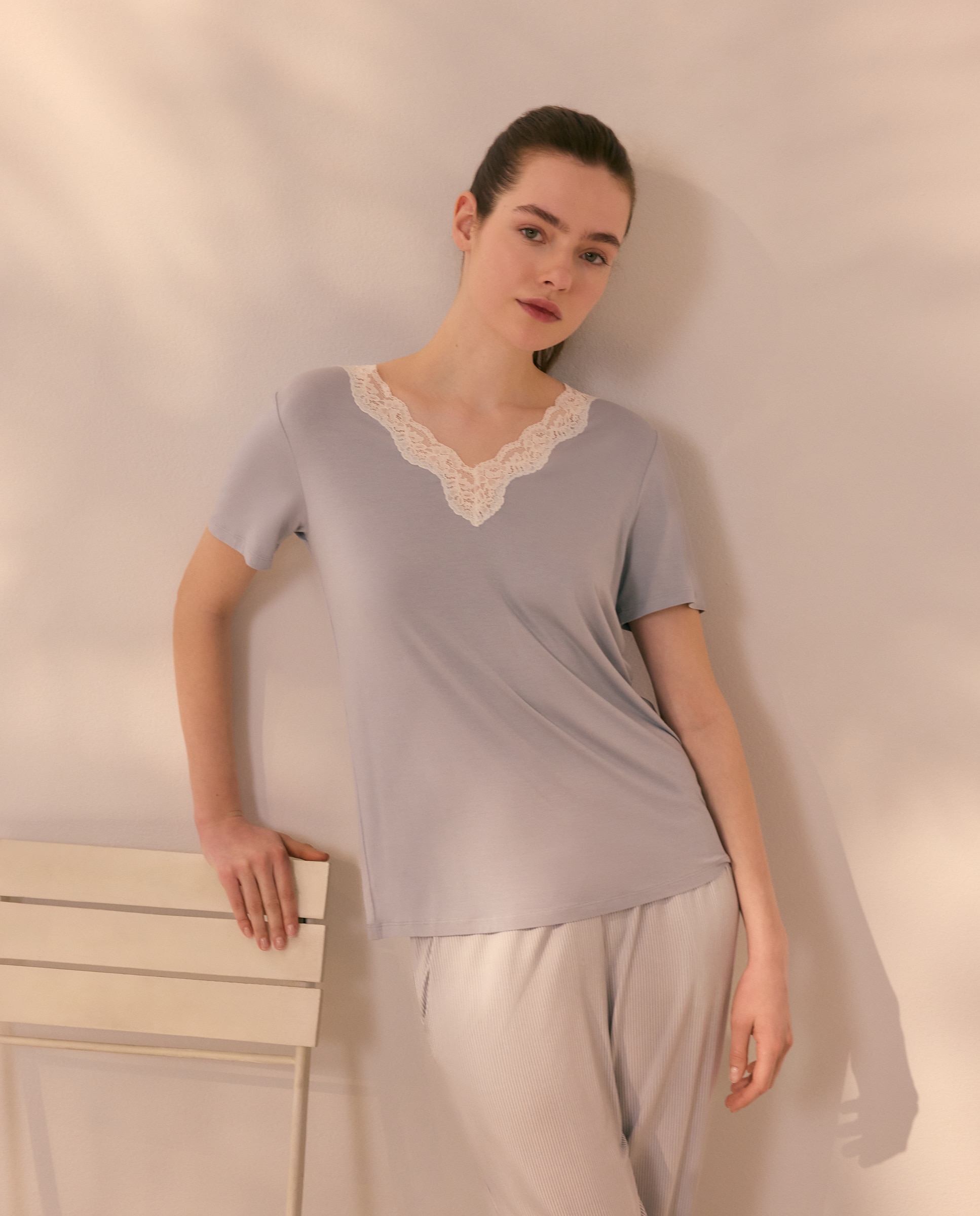 T-shirt Lisa com Decote com Renda Cinzento-claro-4