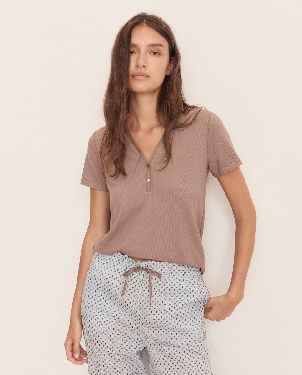 Imagen 1 de Camiseta pijama de mujer cuello pico botones Visón claro