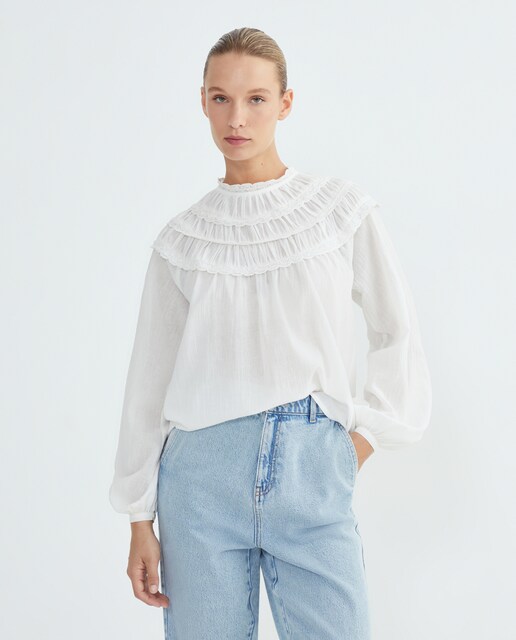 Imagen 0 de Blusa de mujer romántica con pechera de encaje