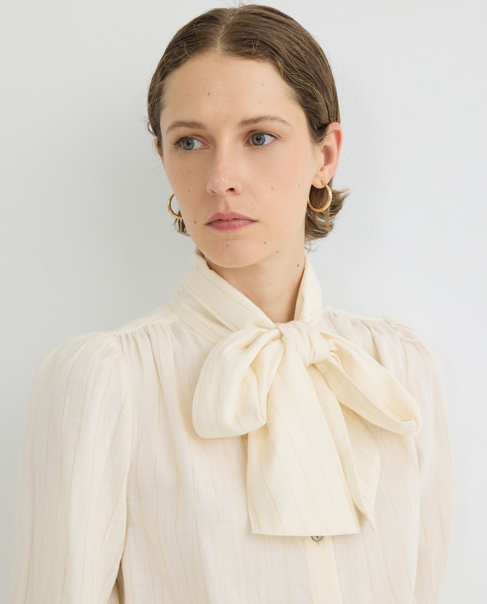 Blusa de mujer de lurex con lazada en cuello Blanco roto-2