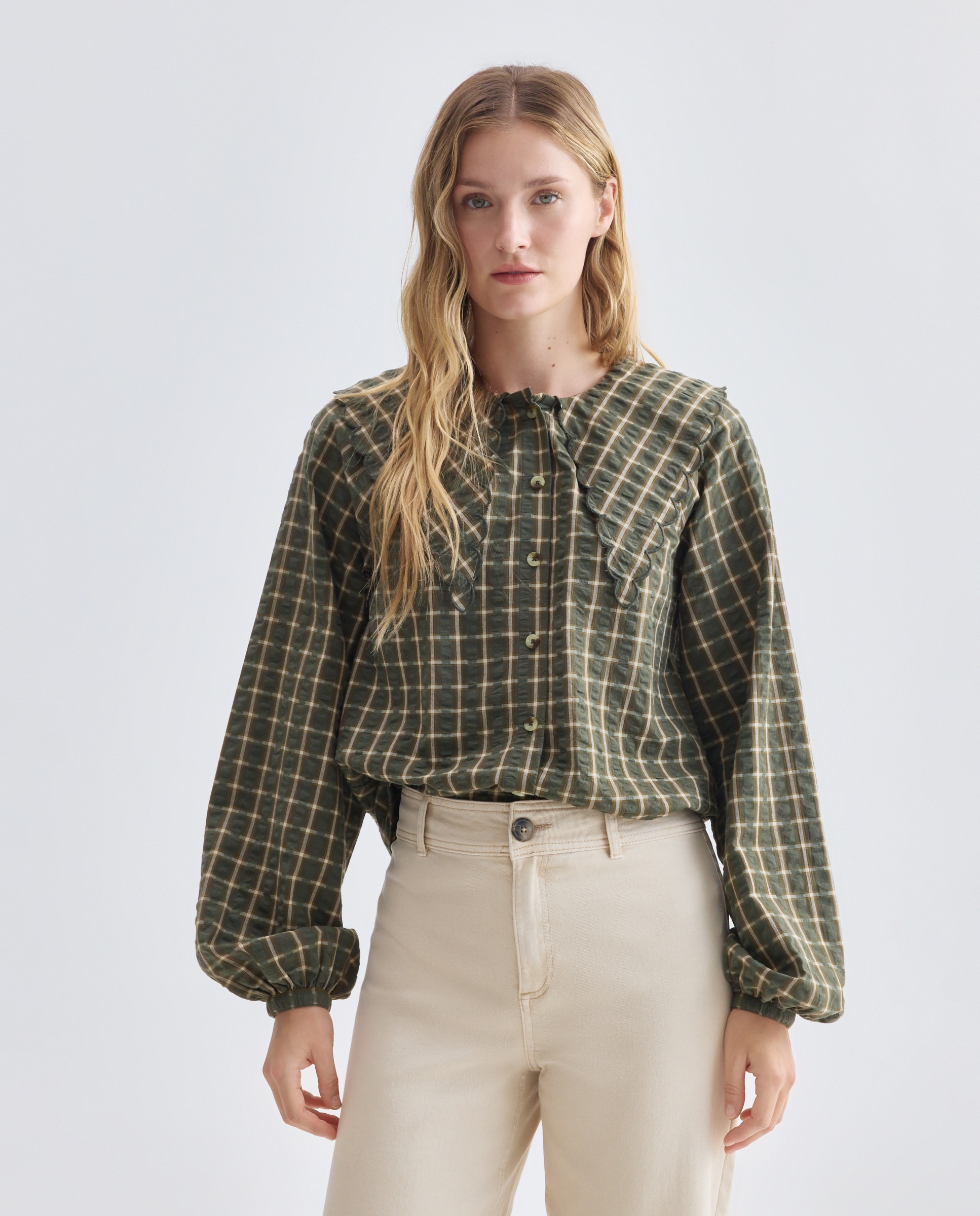 Imagen 0 de Blusa de mujer de cuadros con cuello