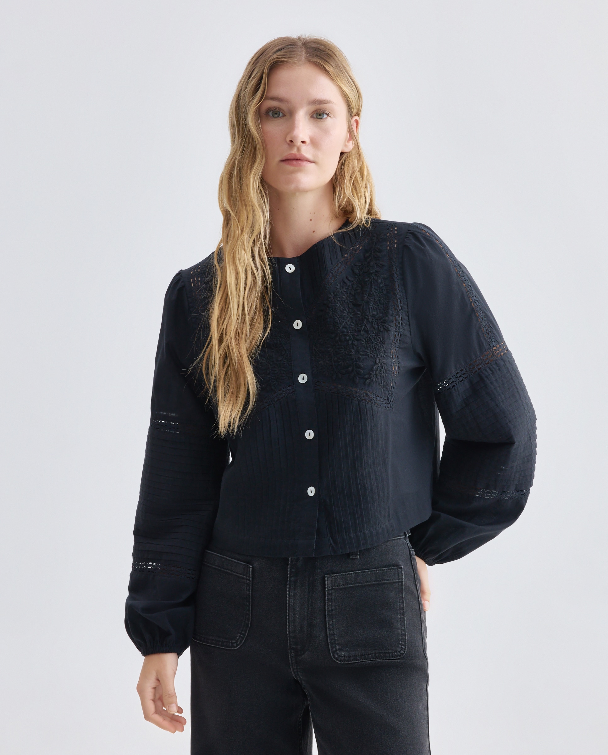 Imagen 0 de Blusa de mujer romántica bordados