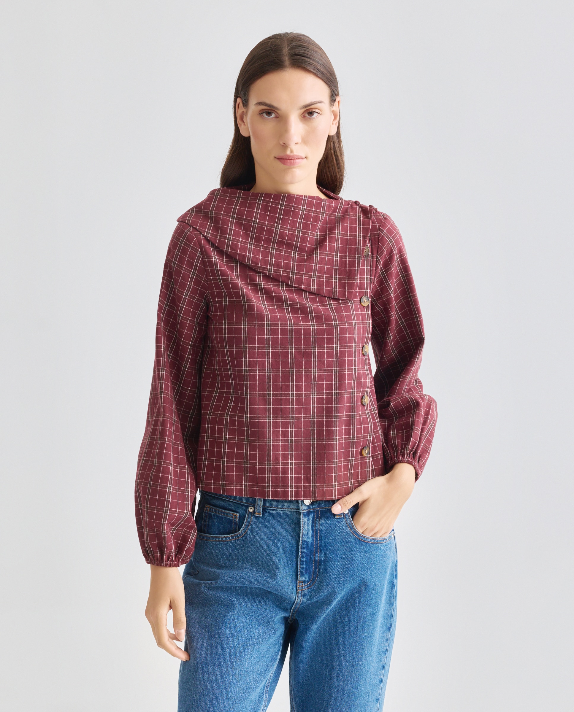 Imagen 0 de Blusa de mujer de cuadros detalle cuello total look