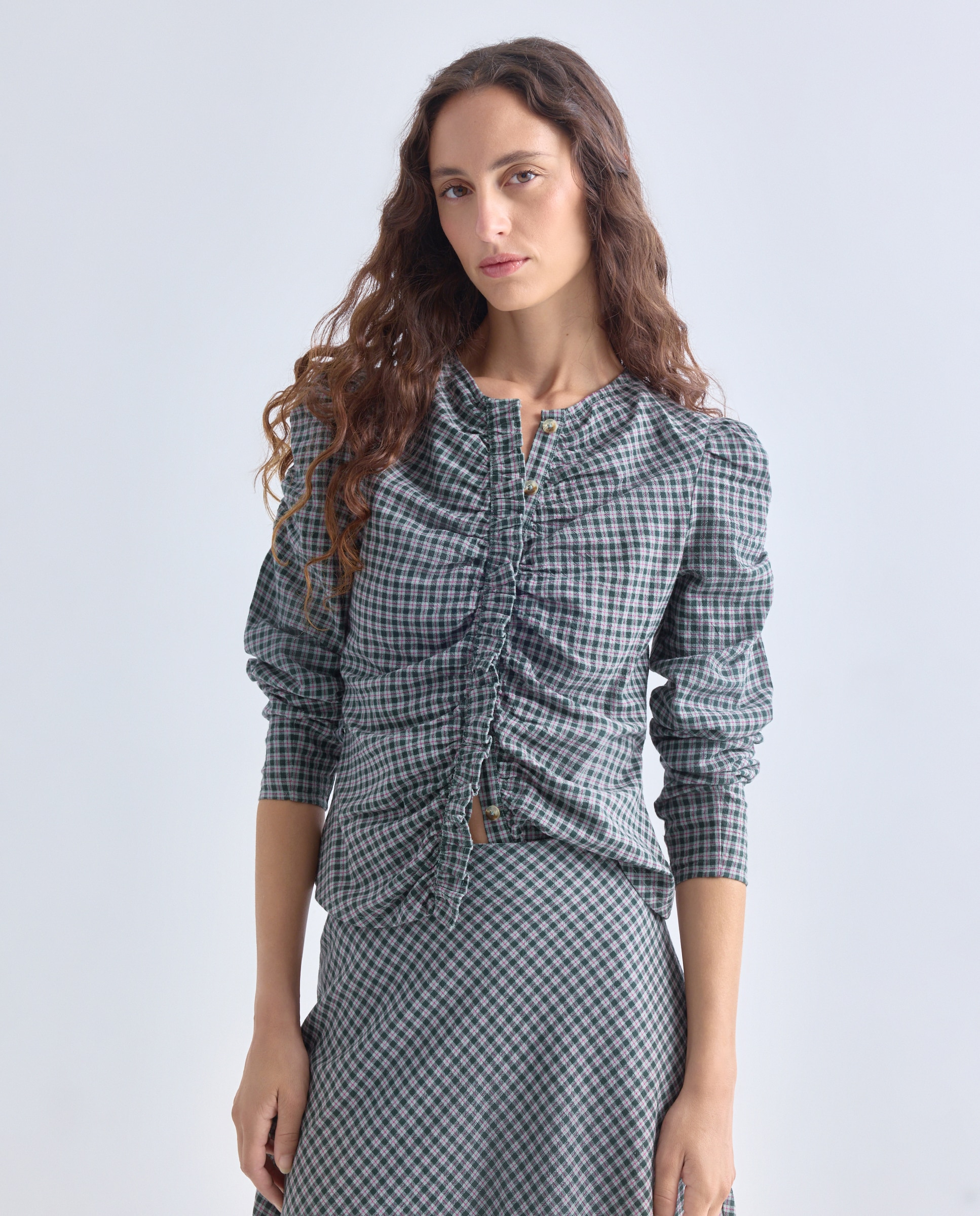 Imagen 0 de Blusa de mujer de cuadros con flores bordadas total look