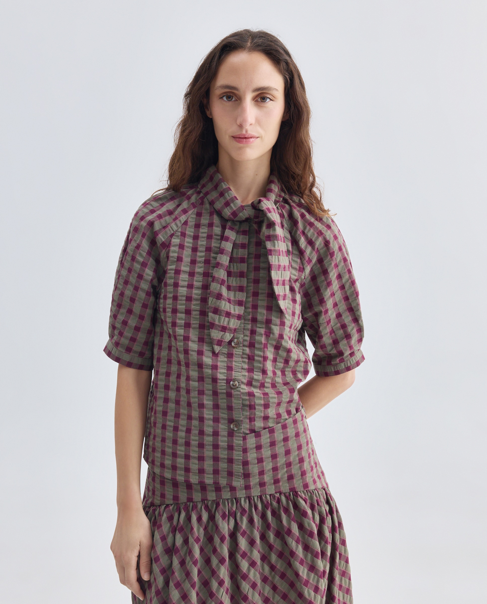 Imagen 0 de Blusa de mujer cuello lazada de cuadros total look