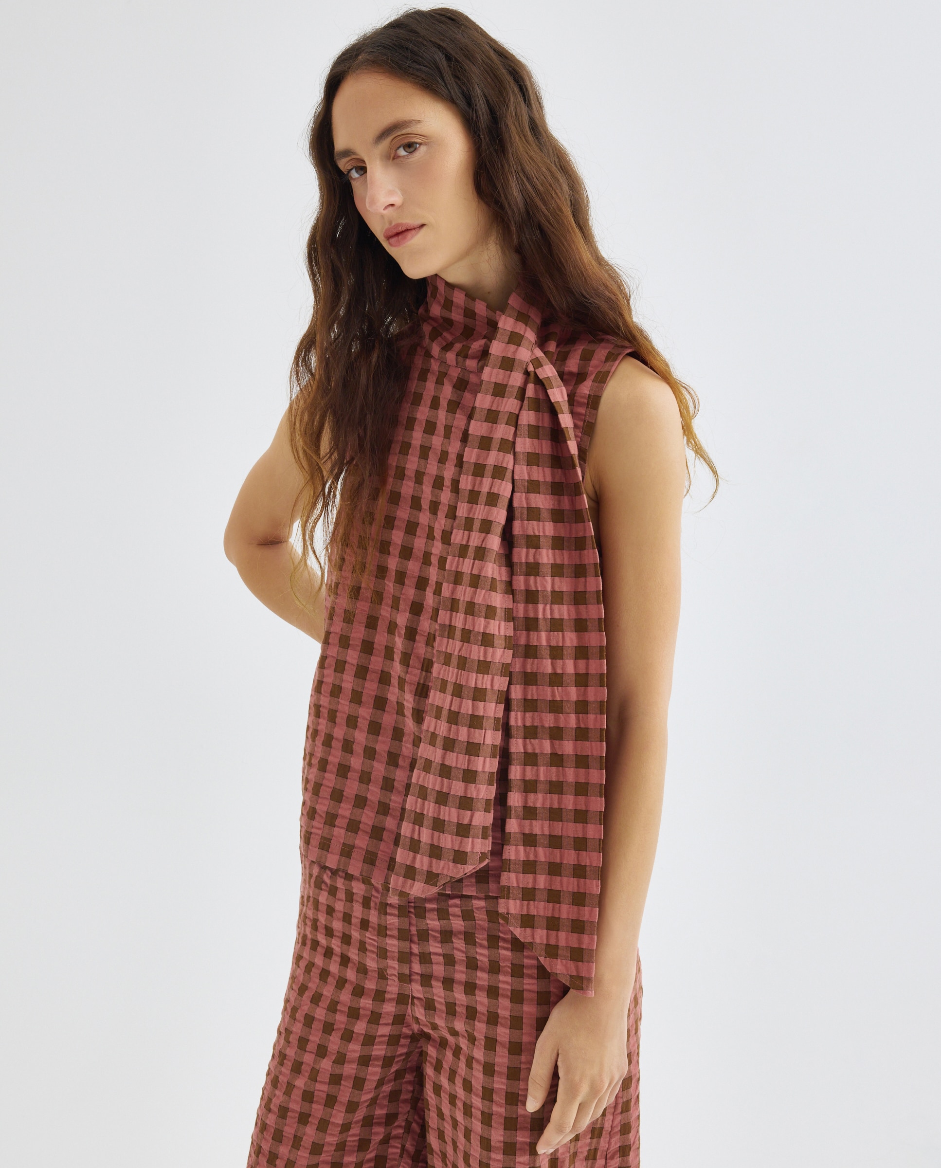 Imagen 0 de Blusa de mujer sin mangas lazada cuello de cuadros total look