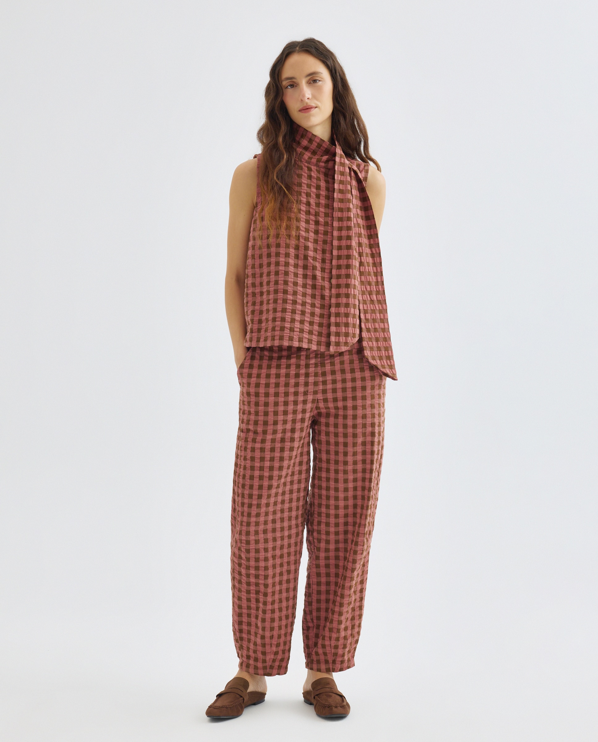 Blusa de mujer sin mangas lazada cuello de cuadros total look Marrón-2