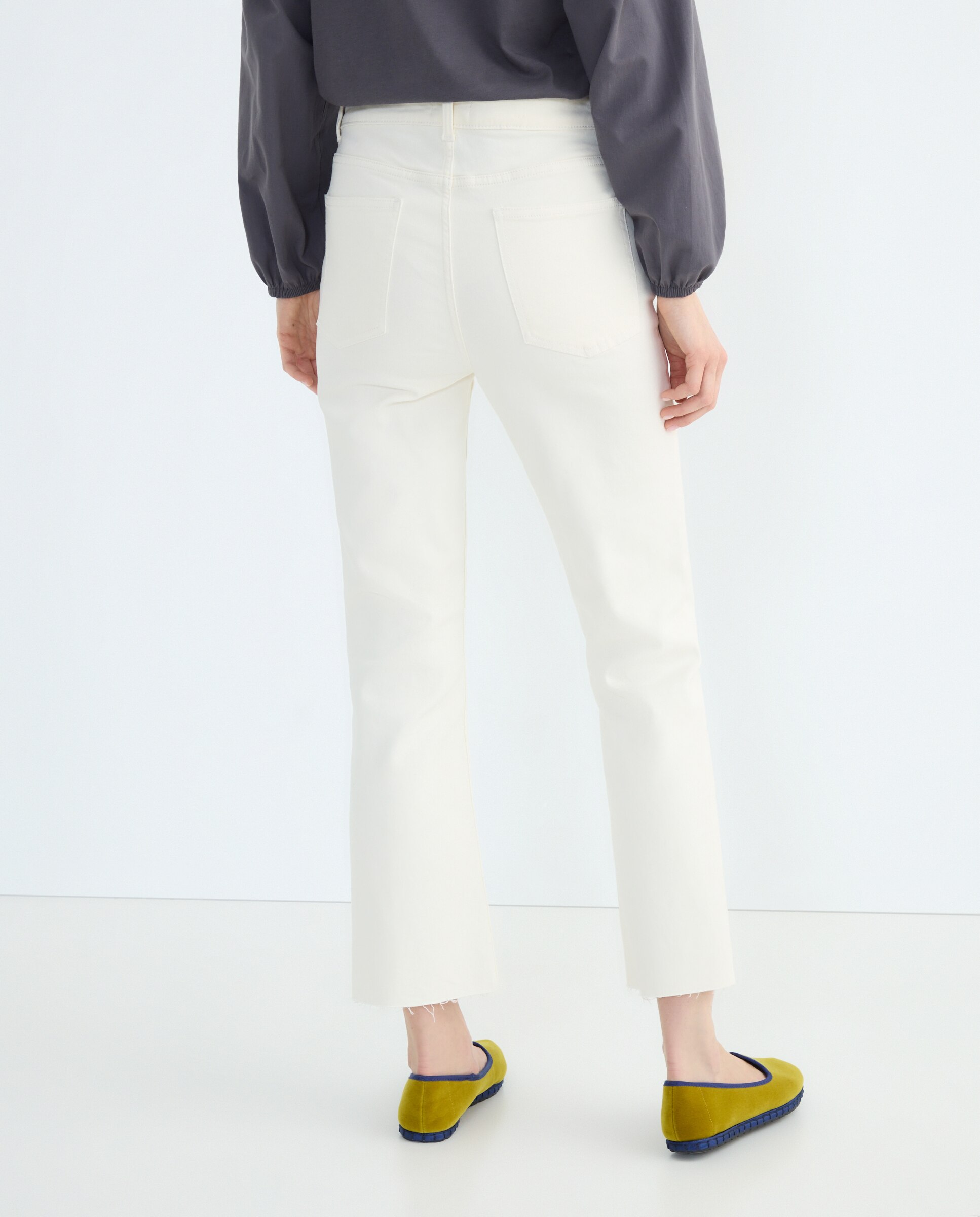 Pantalón cropped flare sarga de mujer Blanco roto-3