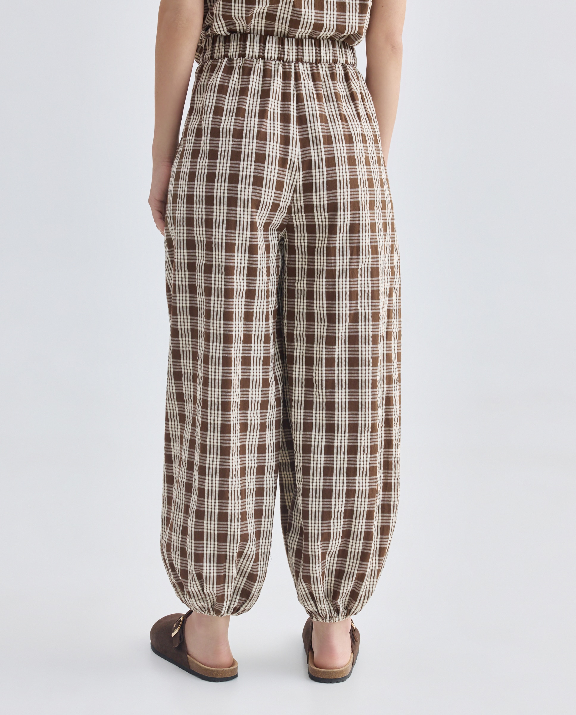 Pantalon de mujer bombacho de cuadros total look Marrón-3