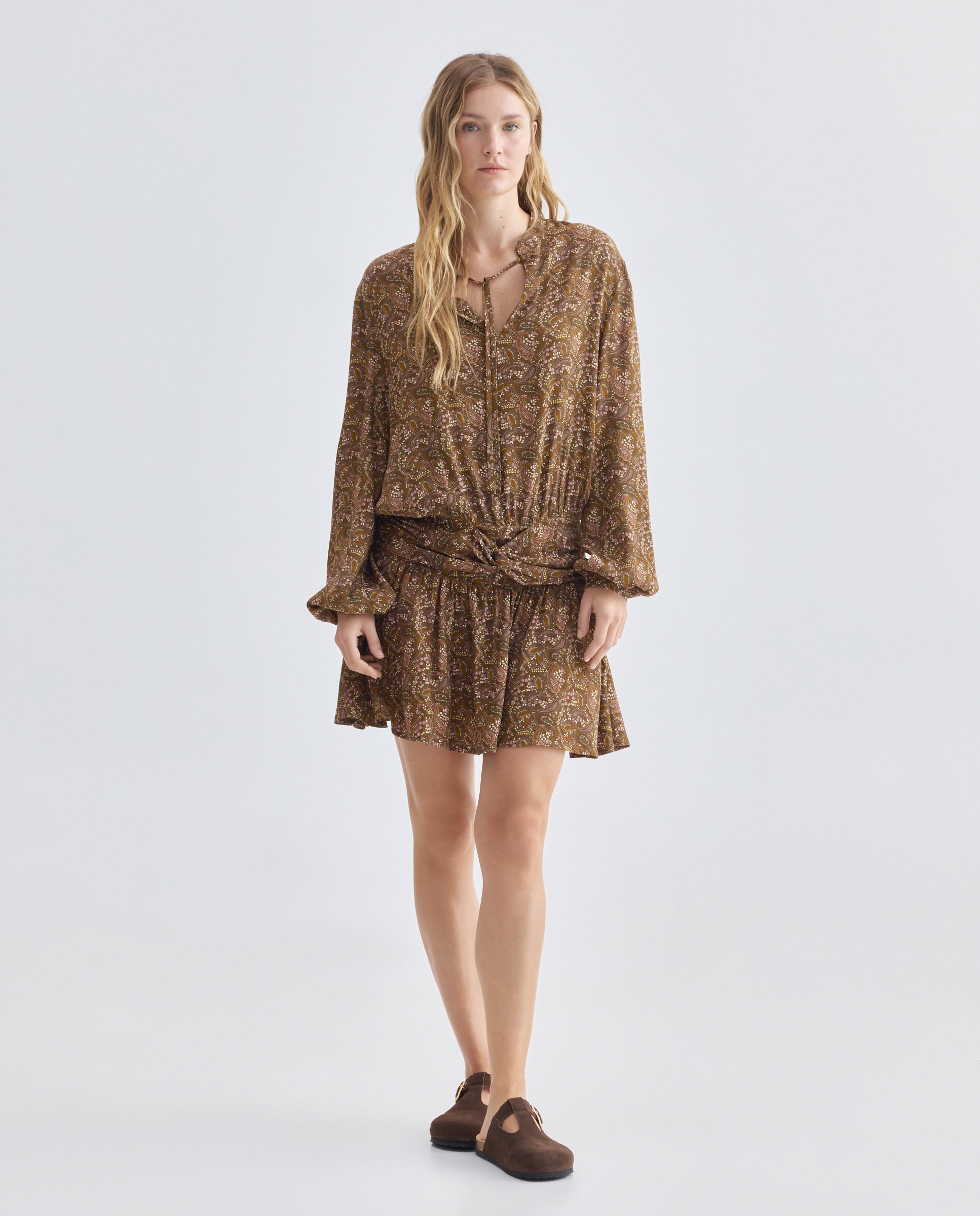 Imagen 0 de Vestido de mujer estampado paisley corto