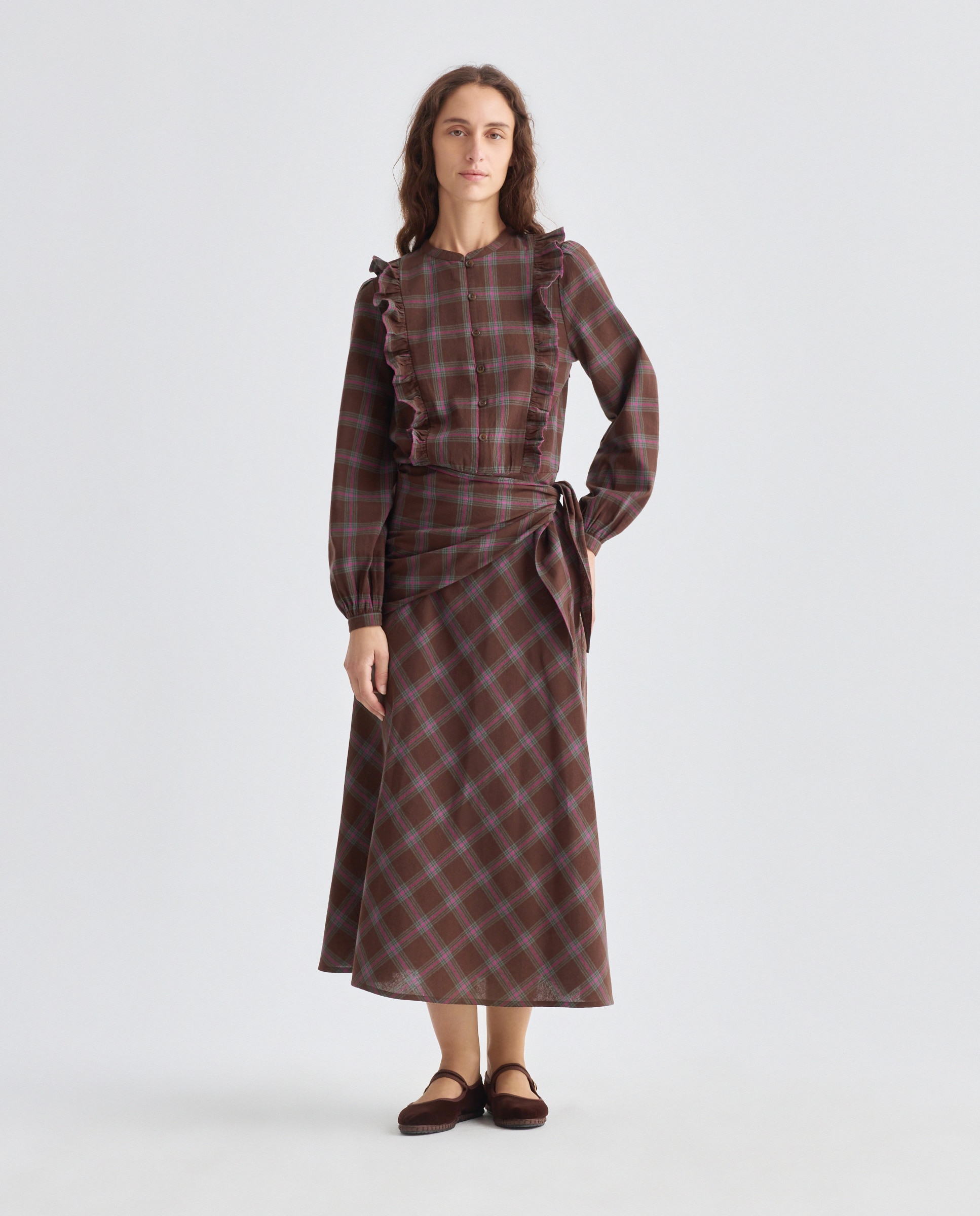 Imagen 0 de Vestido de mujer de cuadros con pechera volantes
