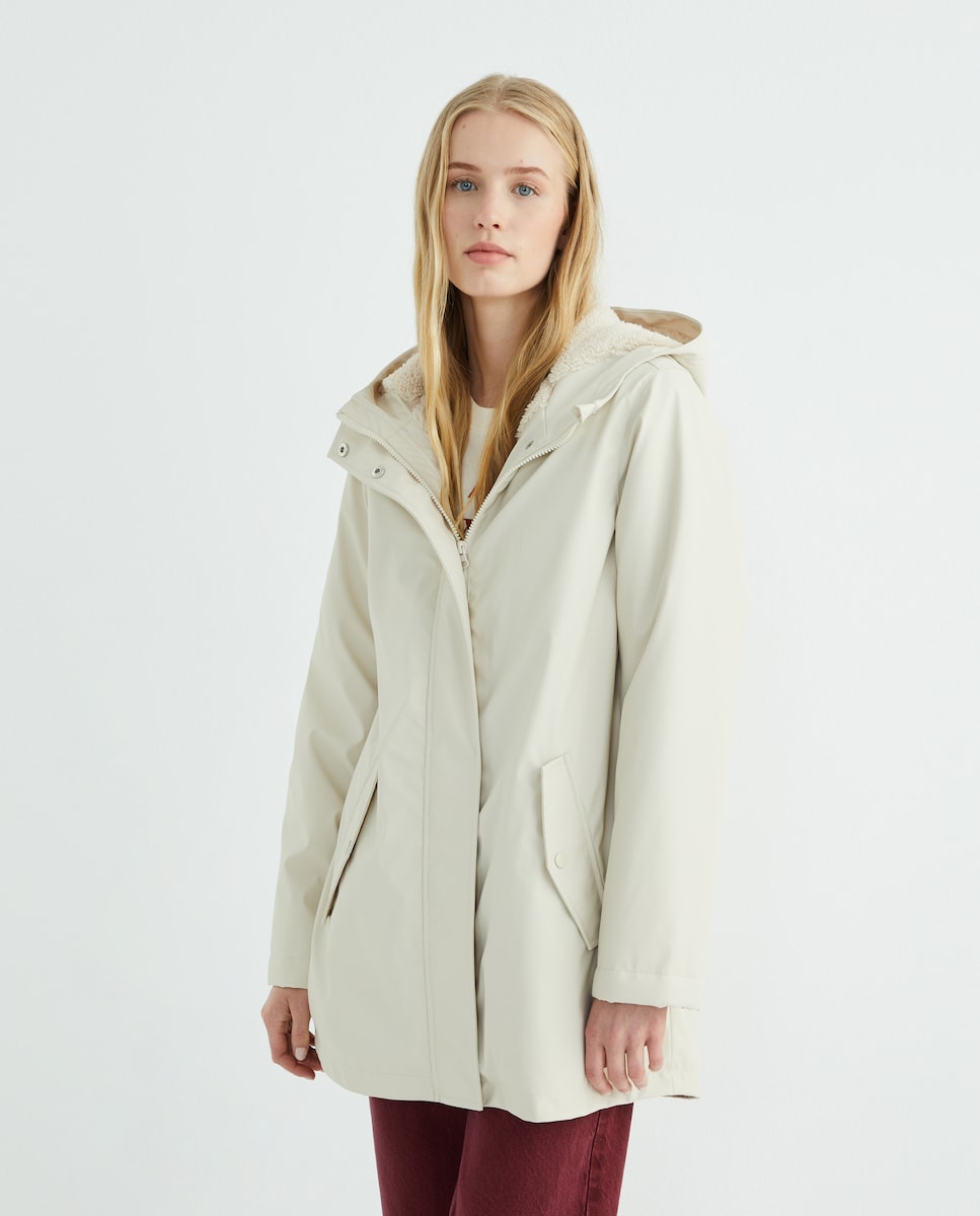 Chubasquero de mujer engomado con capucha Visón claro-1