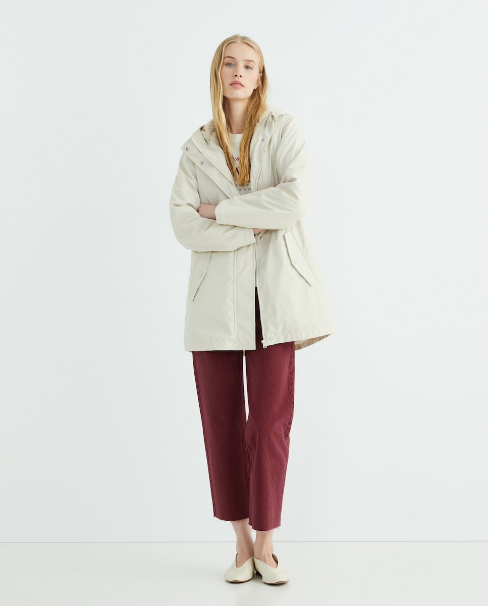 Chubasquero de mujer engomado con capucha Visón claro-2