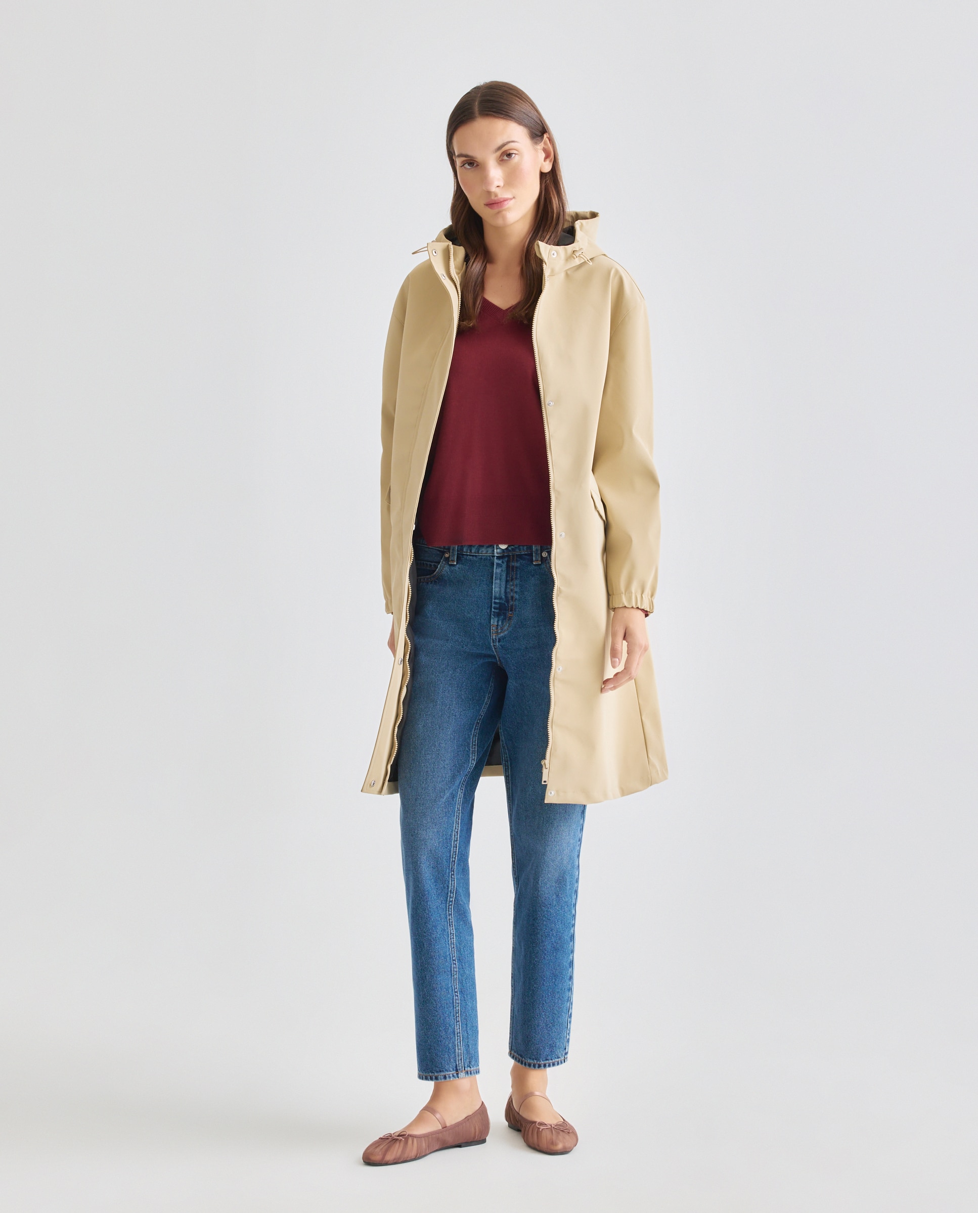 Chubasquero ligero de mujer con capucha Beige-2