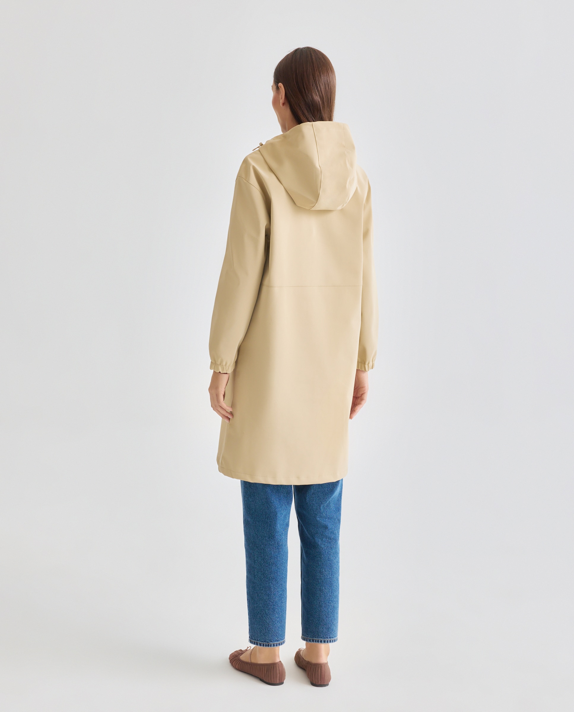 Chubasquero ligero de mujer con capucha Beige-3