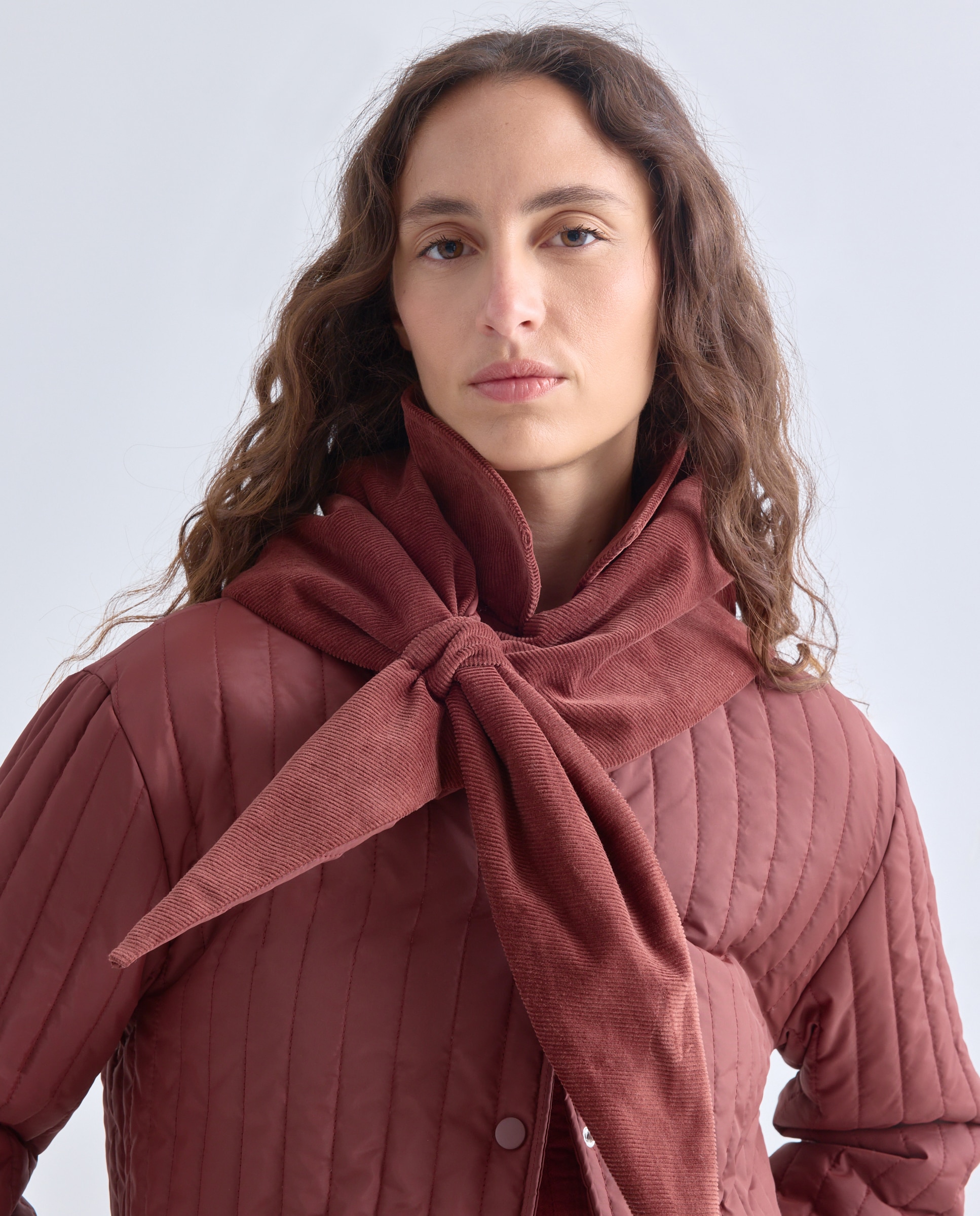 Imagen 0 de Chaqueta de mujer acolchado vertical con pañoleta