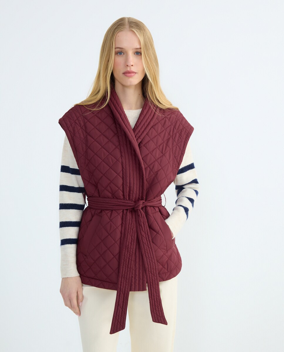 Chaleco de mujer acolchado rombos con cinturón Burdeos-1