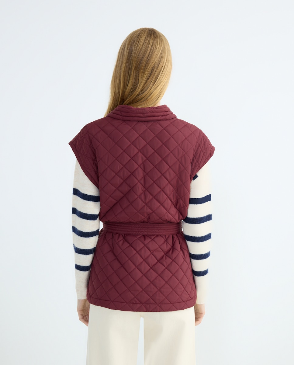 Chaleco de mujer acolchado rombos con cinturón Burdeos-2