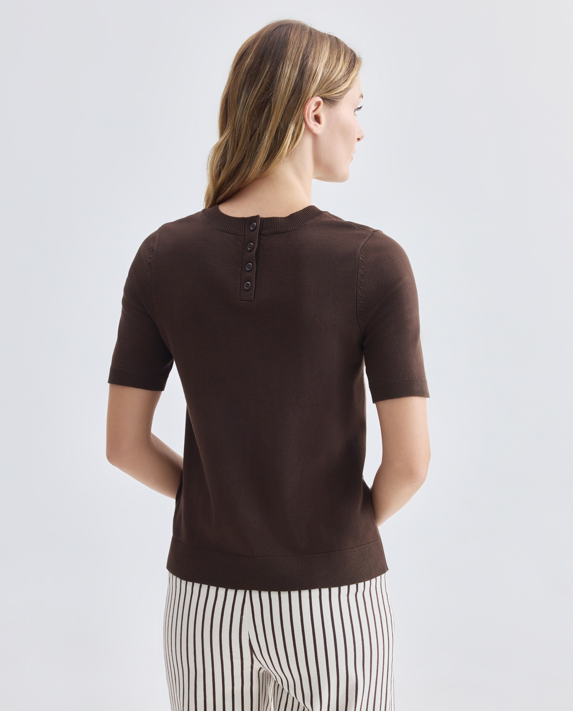 Jersey básico de mujer manga corta y cuello caja Chocolate-3